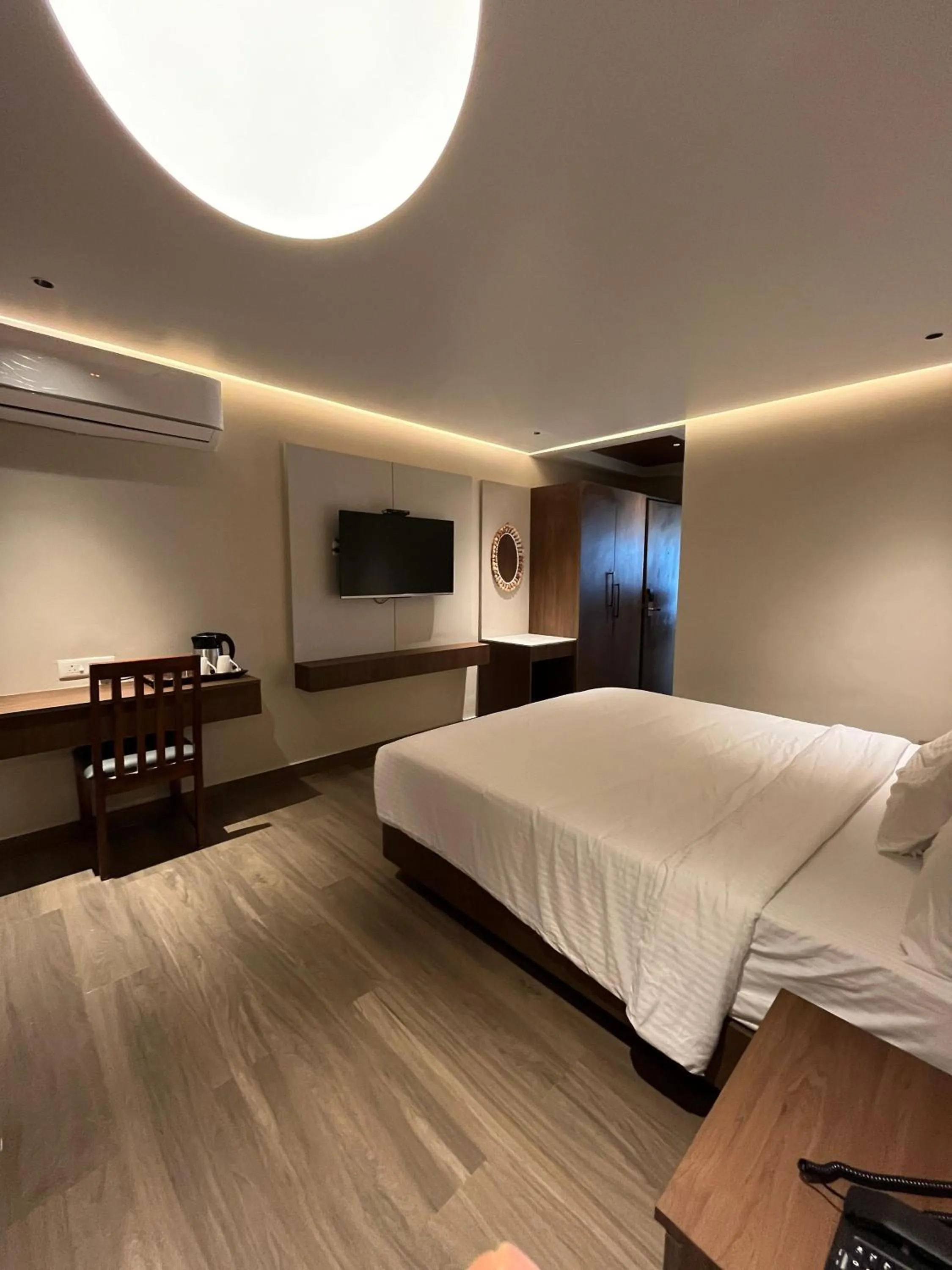 Bedroom, Bed in Hotel Dusk and Dawn