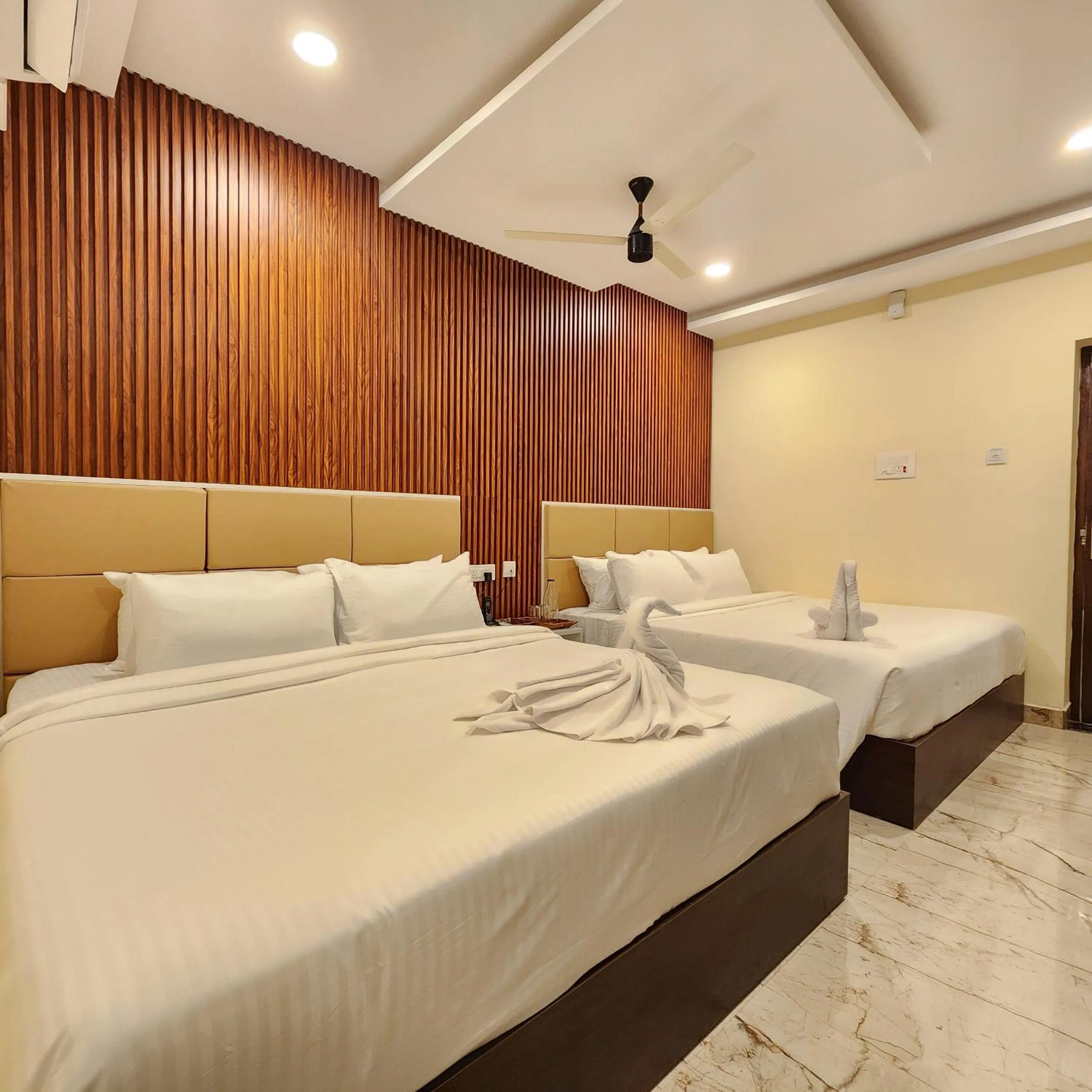 Restaurant/places to eat, Bed in Hotel Dusk and Dawn