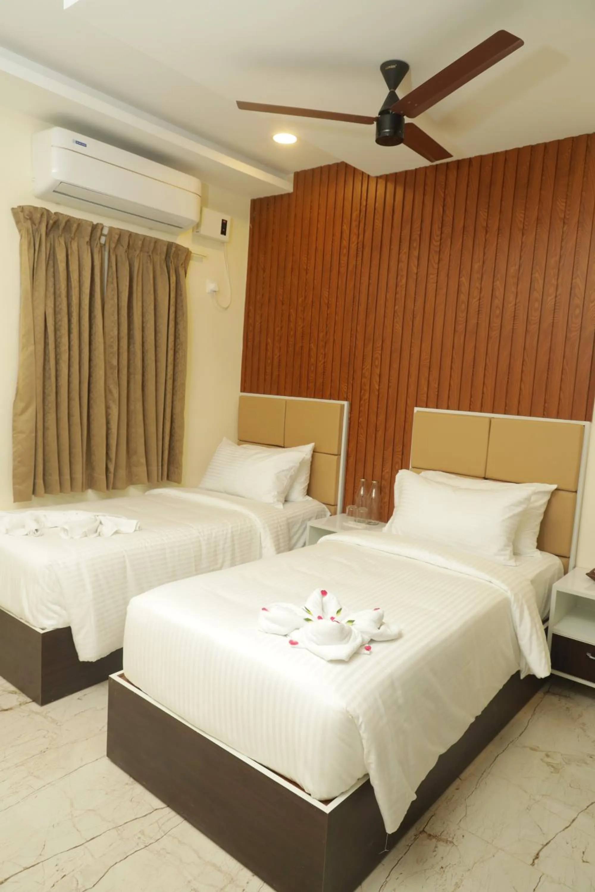 Restaurant/places to eat, Bed in Hotel Dusk and Dawn