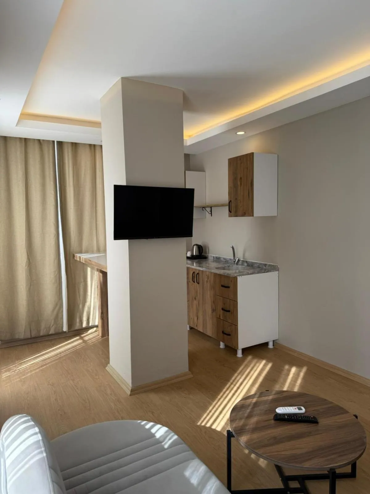 Communal lounge/ TV room in Red Castle Hotel & Pub