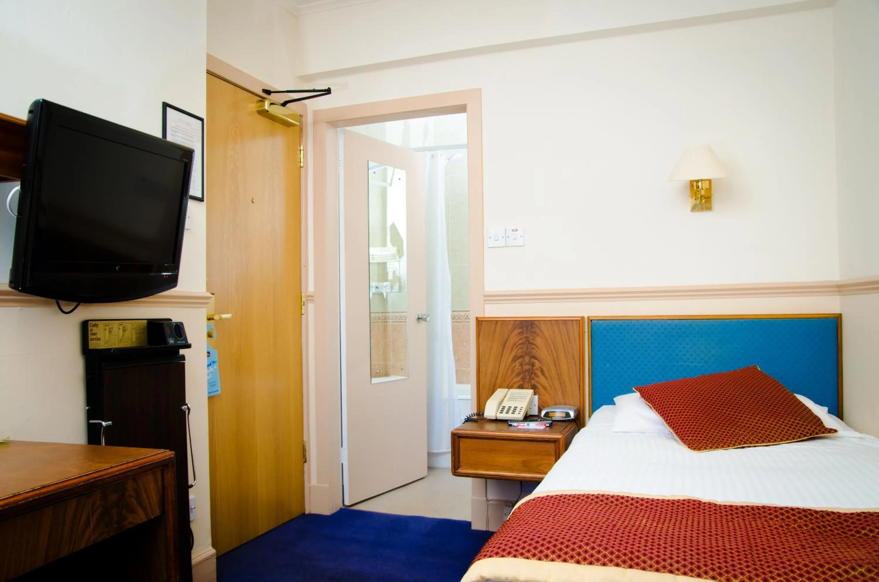 Bed, TV/Entertainment Center in Best Western Queens Hotel