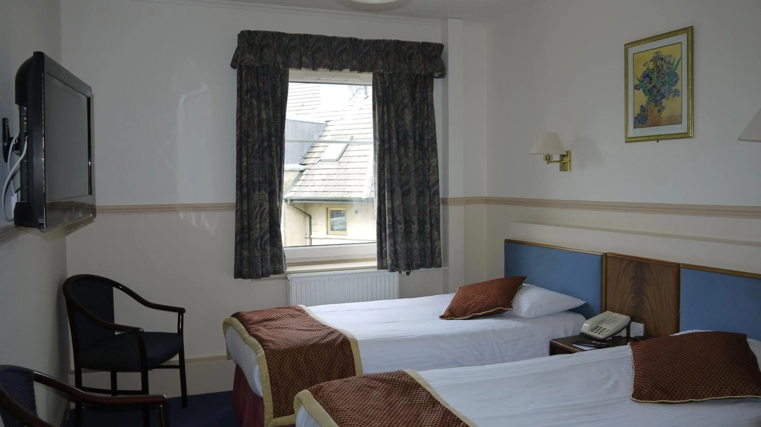 Bed in Best Western Queens Hotel