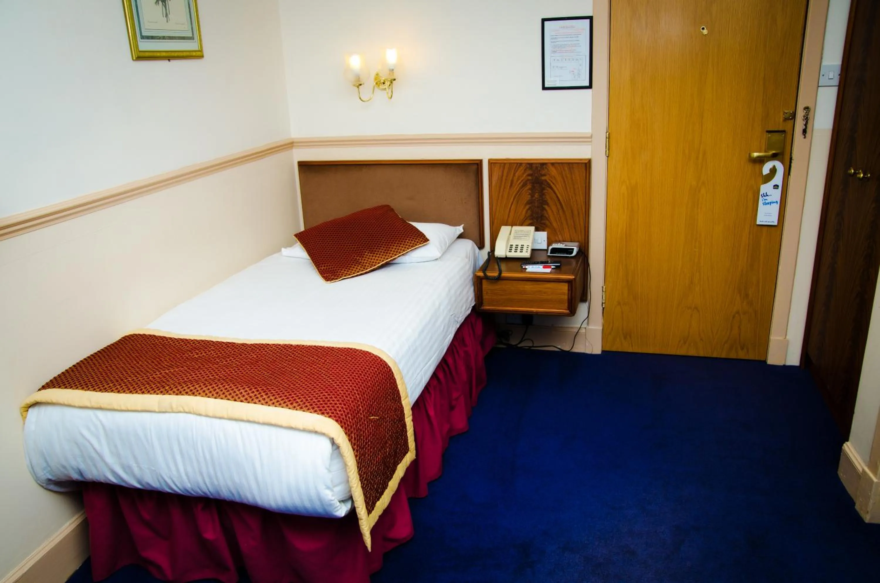 Bed in Best Western Queens Hotel