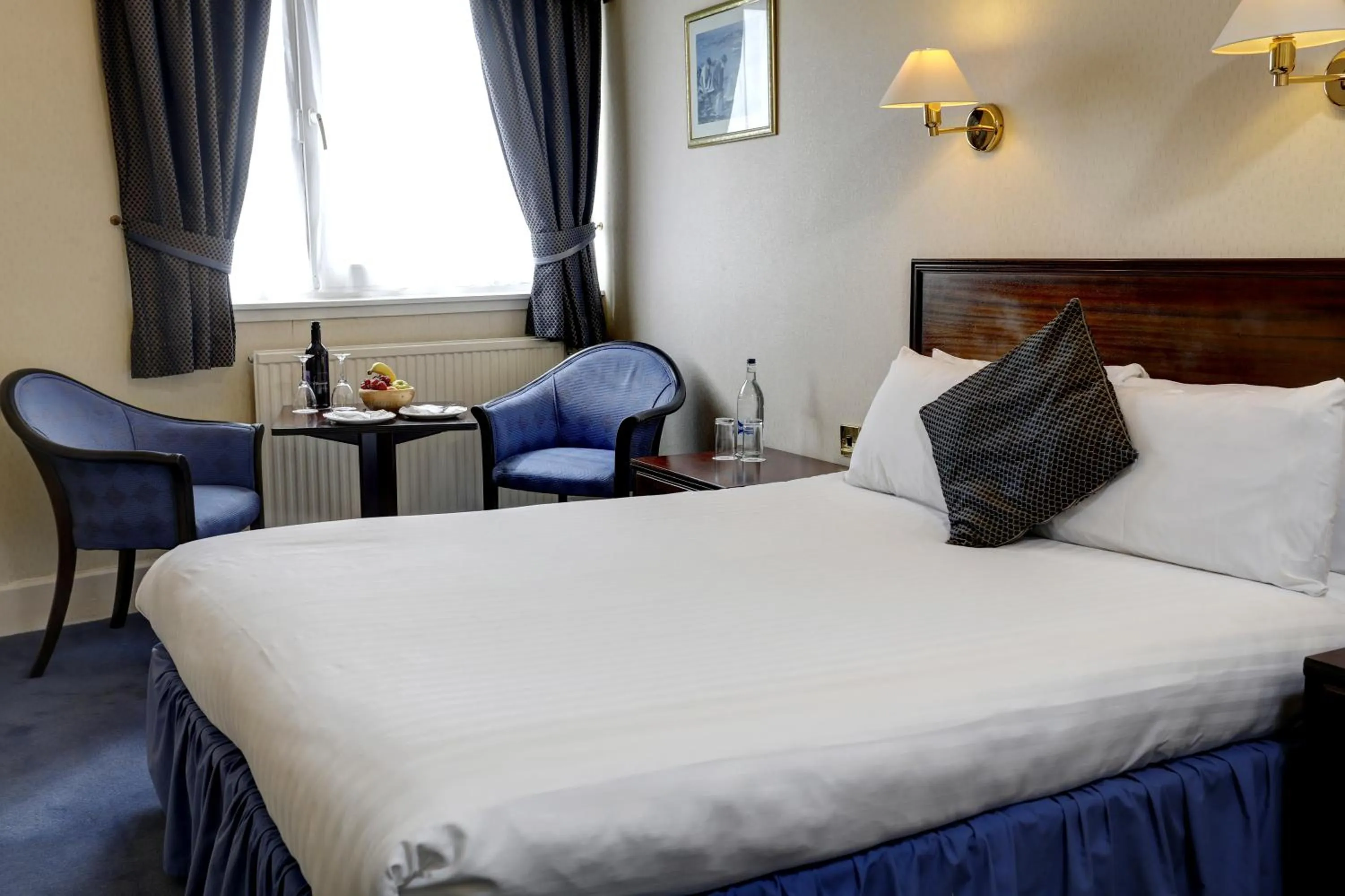 Bed in Best Western Queens Hotel