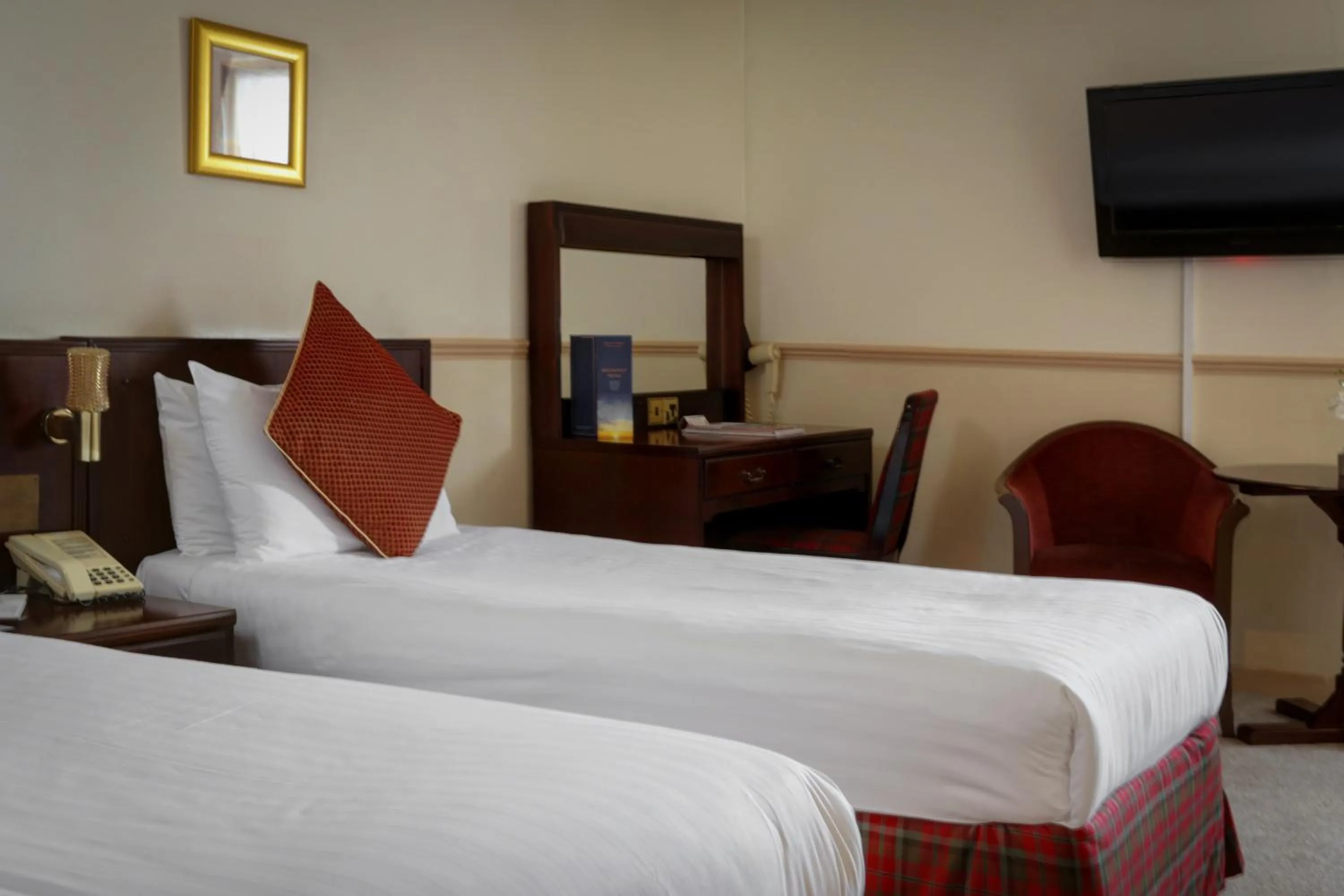 Bedroom in Best Western Queens Hotel