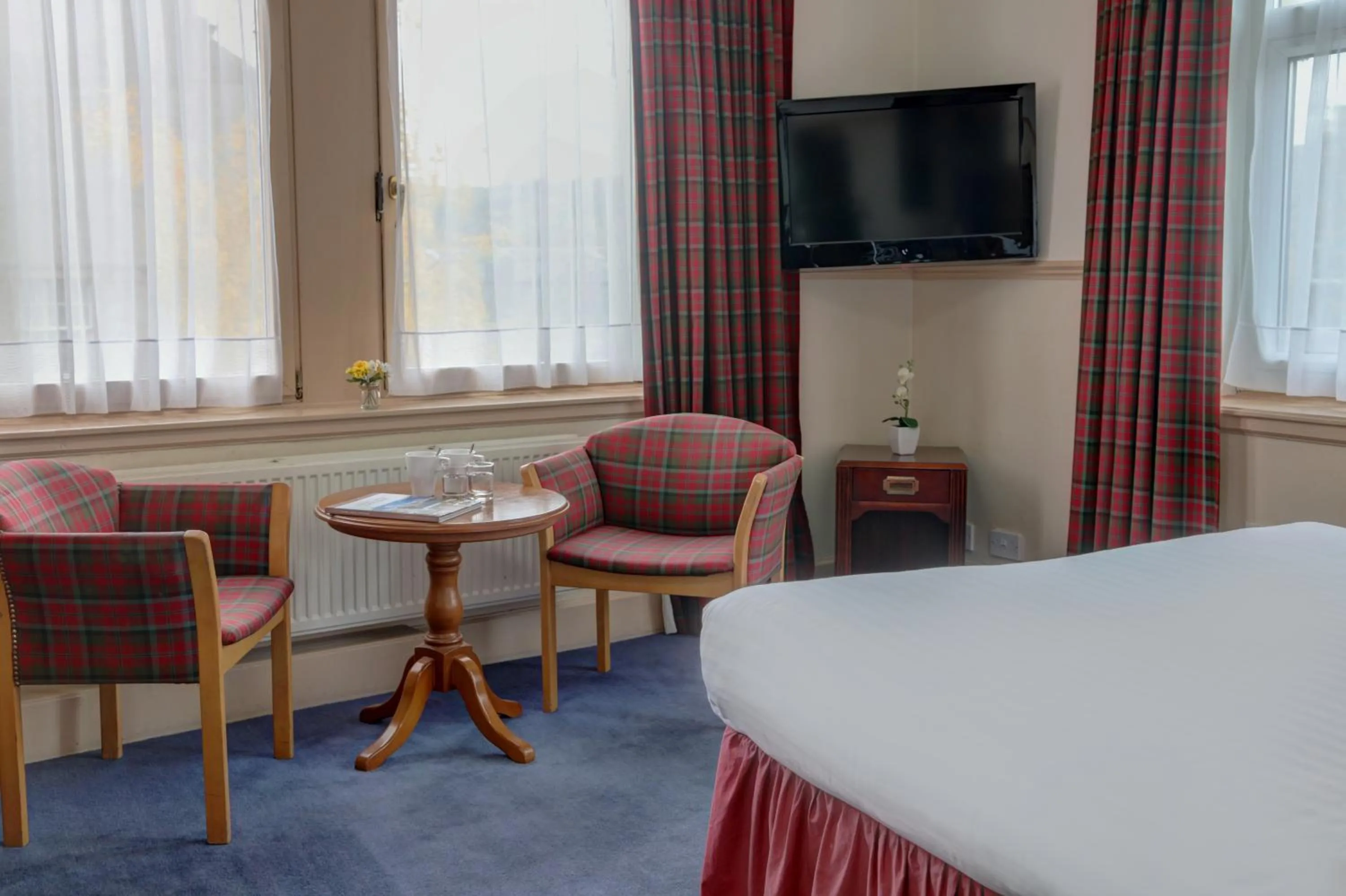 Seating area, TV/Entertainment Center in Best Western Queens Hotel