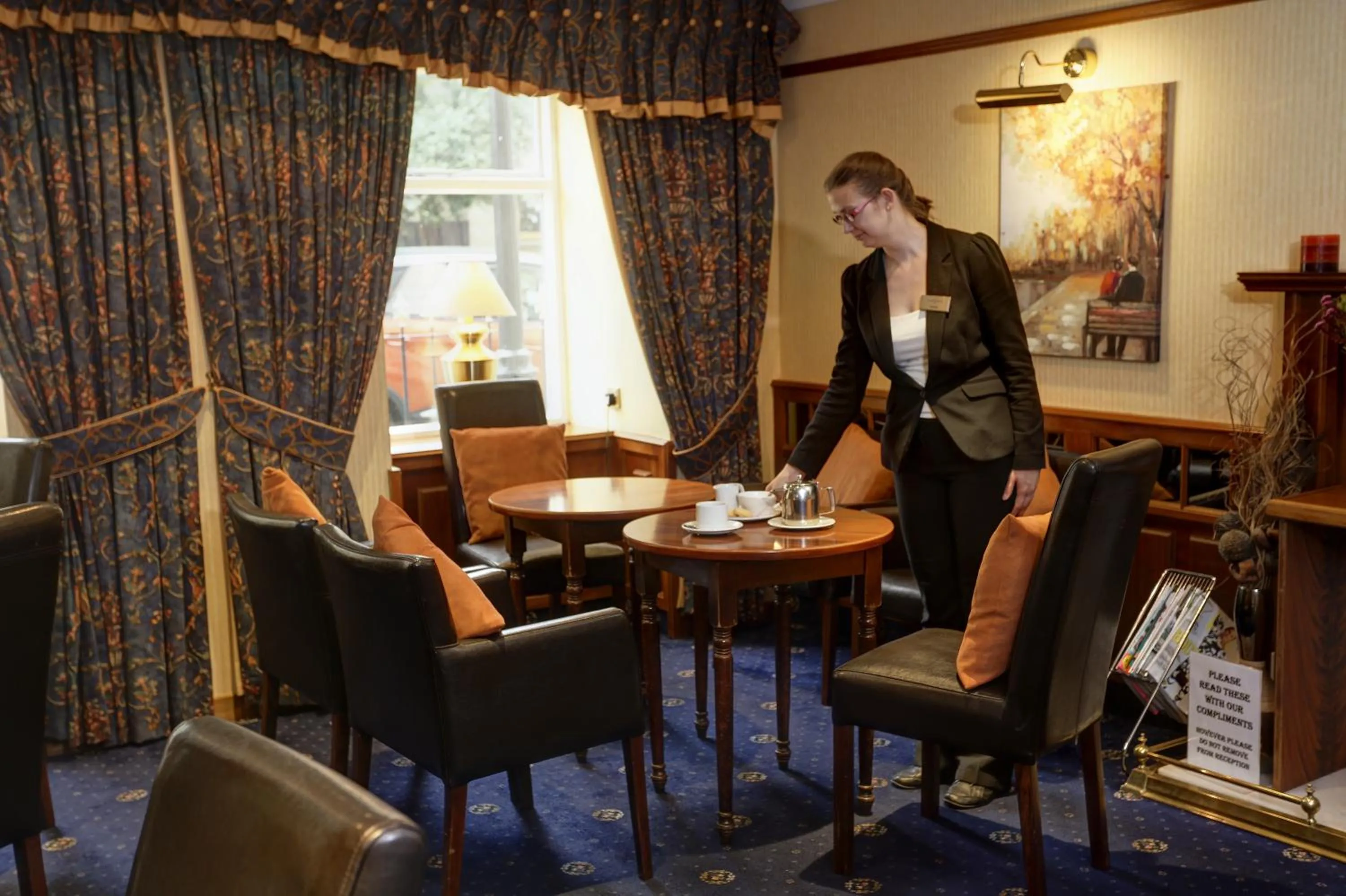 Communal lounge/ TV room in Best Western Queens Hotel