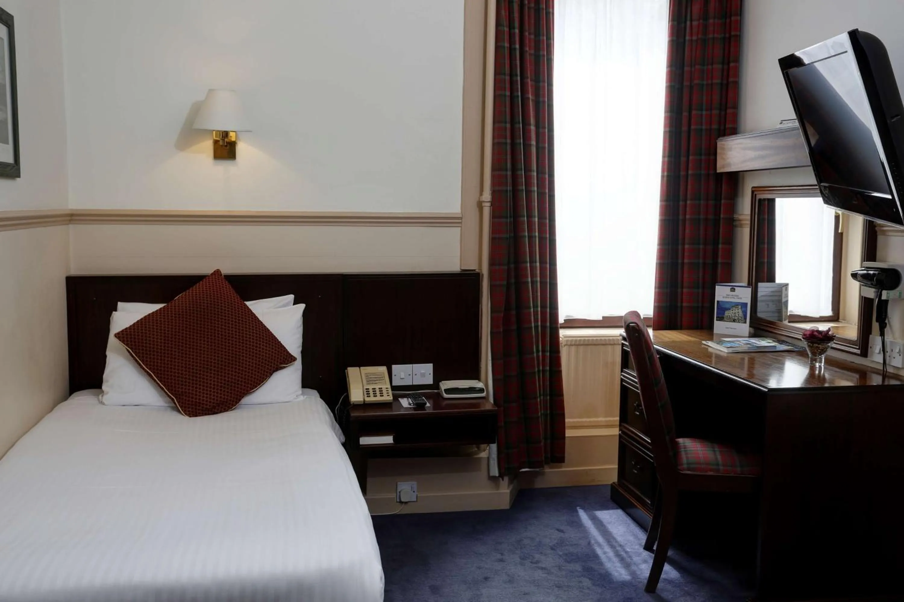 Photo of the whole room, TV/Entertainment Center in Best Western Queens Hotel