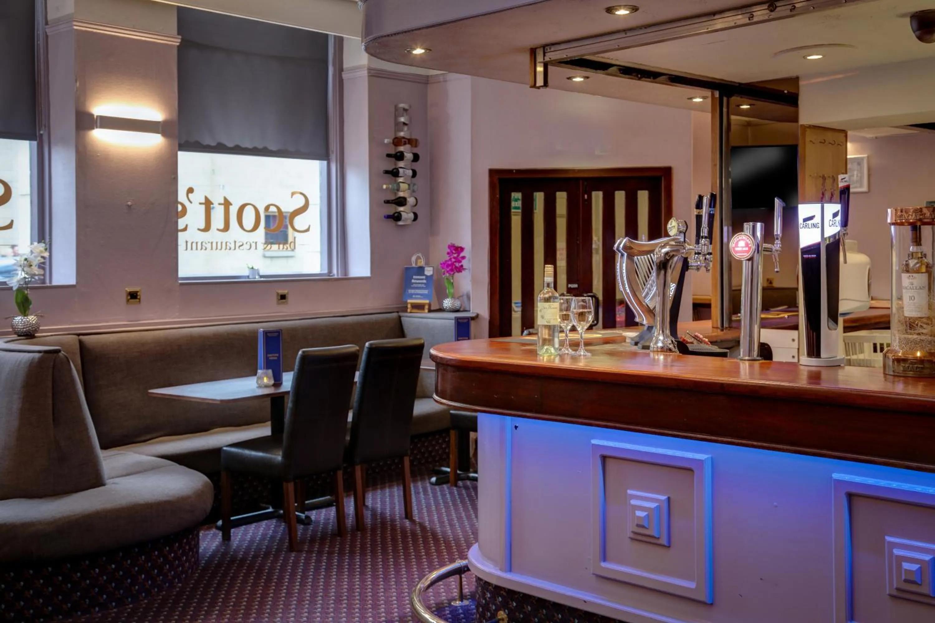 Lounge or bar, Lobby/Reception in Best Western Queens Hotel