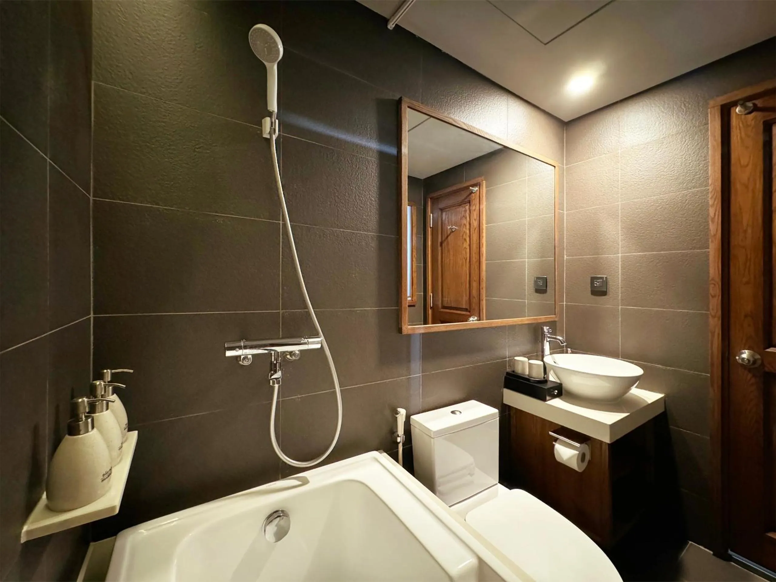 Toilet in HLS Dalat Lodge