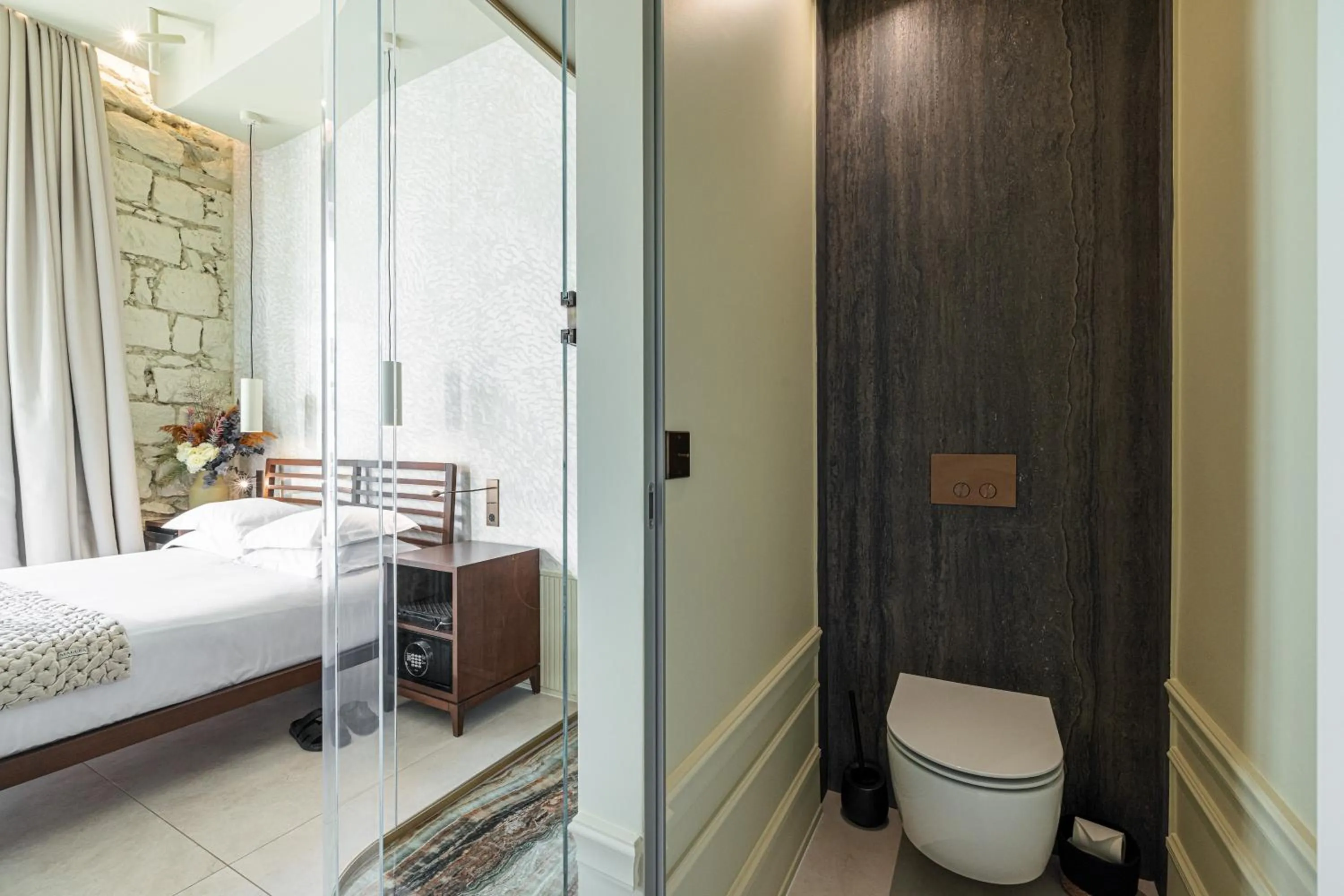 Toilet, Bed in Naomi Nice