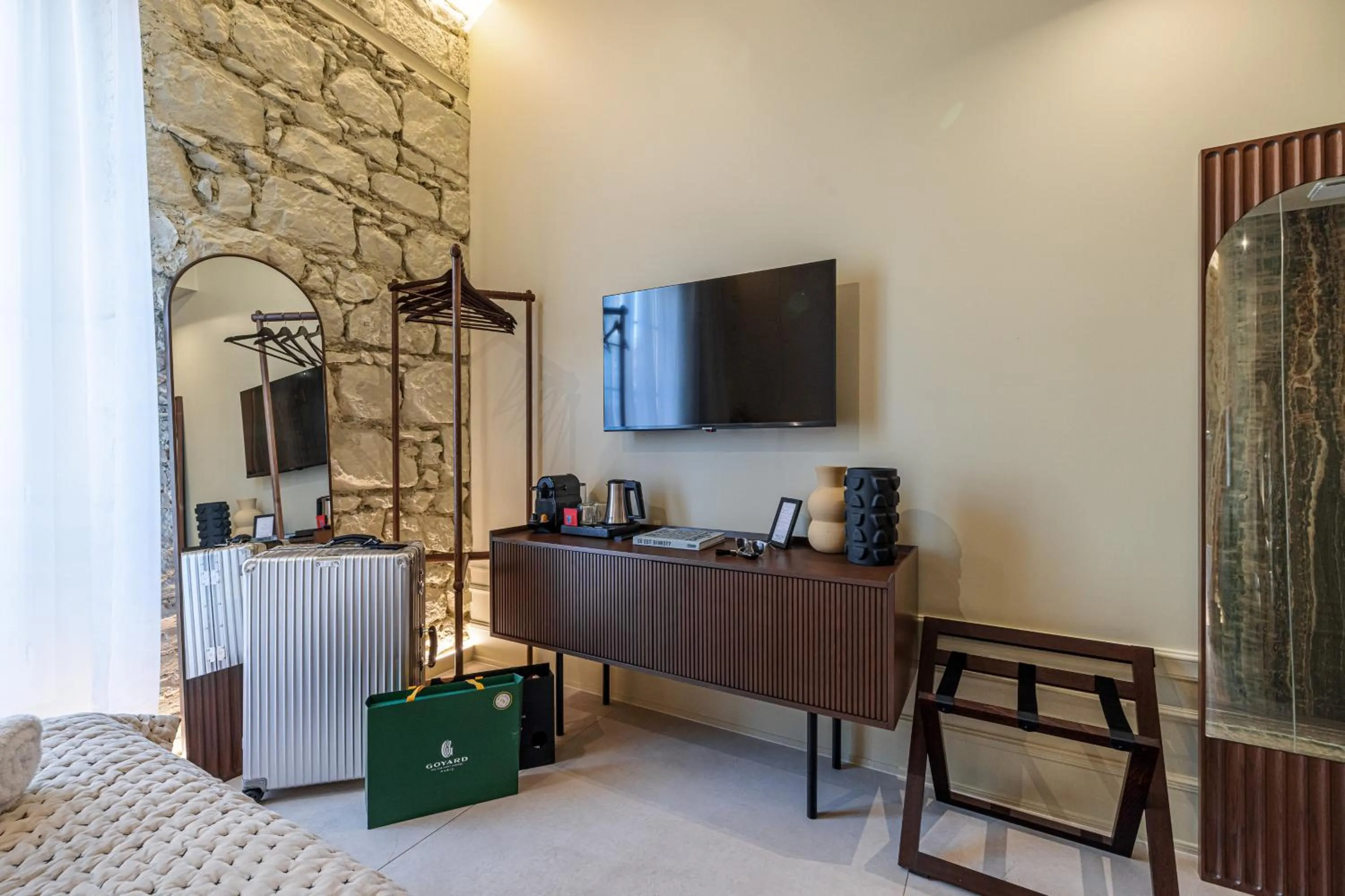 TV and multimedia in Naomi Nice