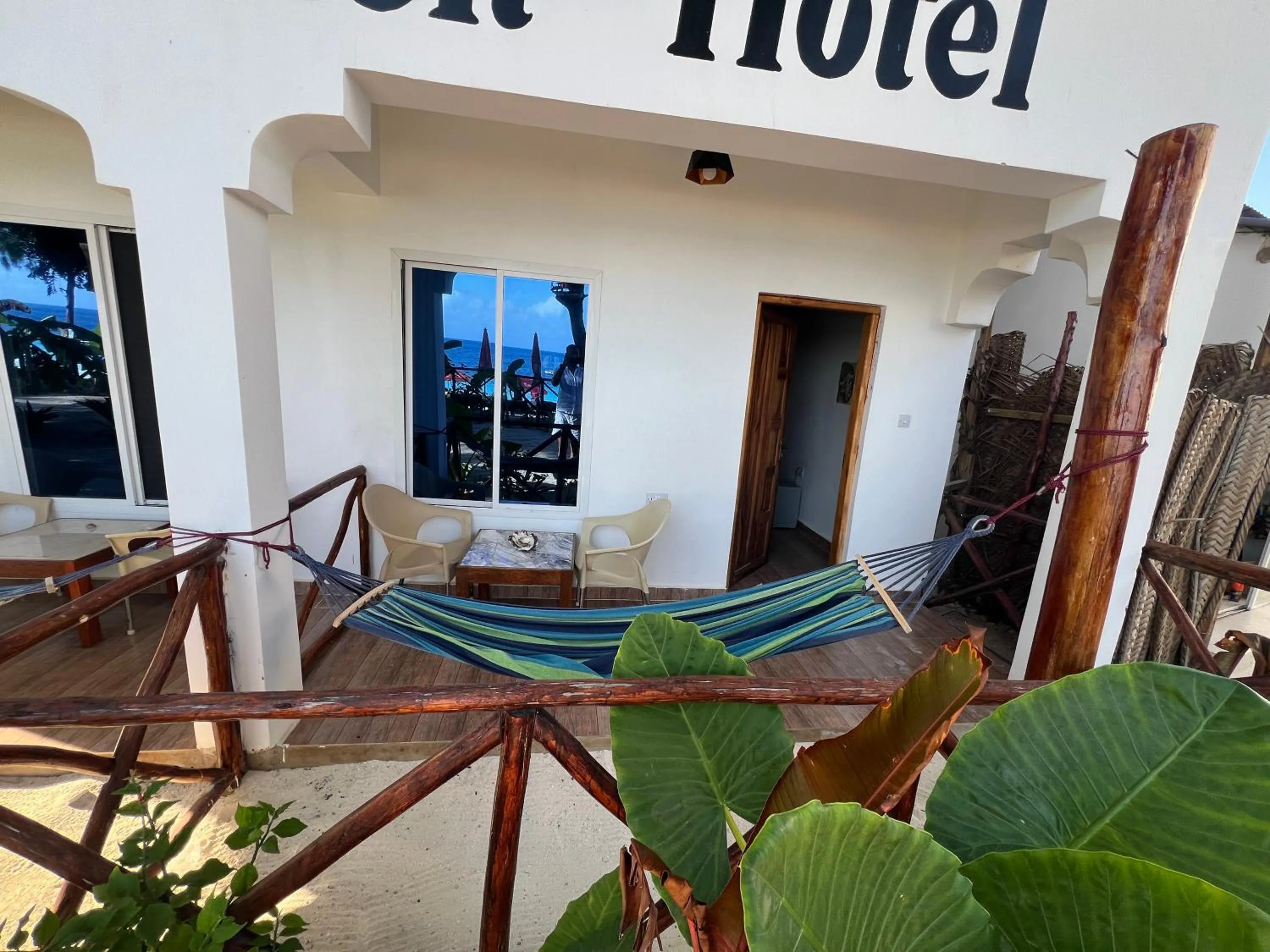 Zanzi beach hotel