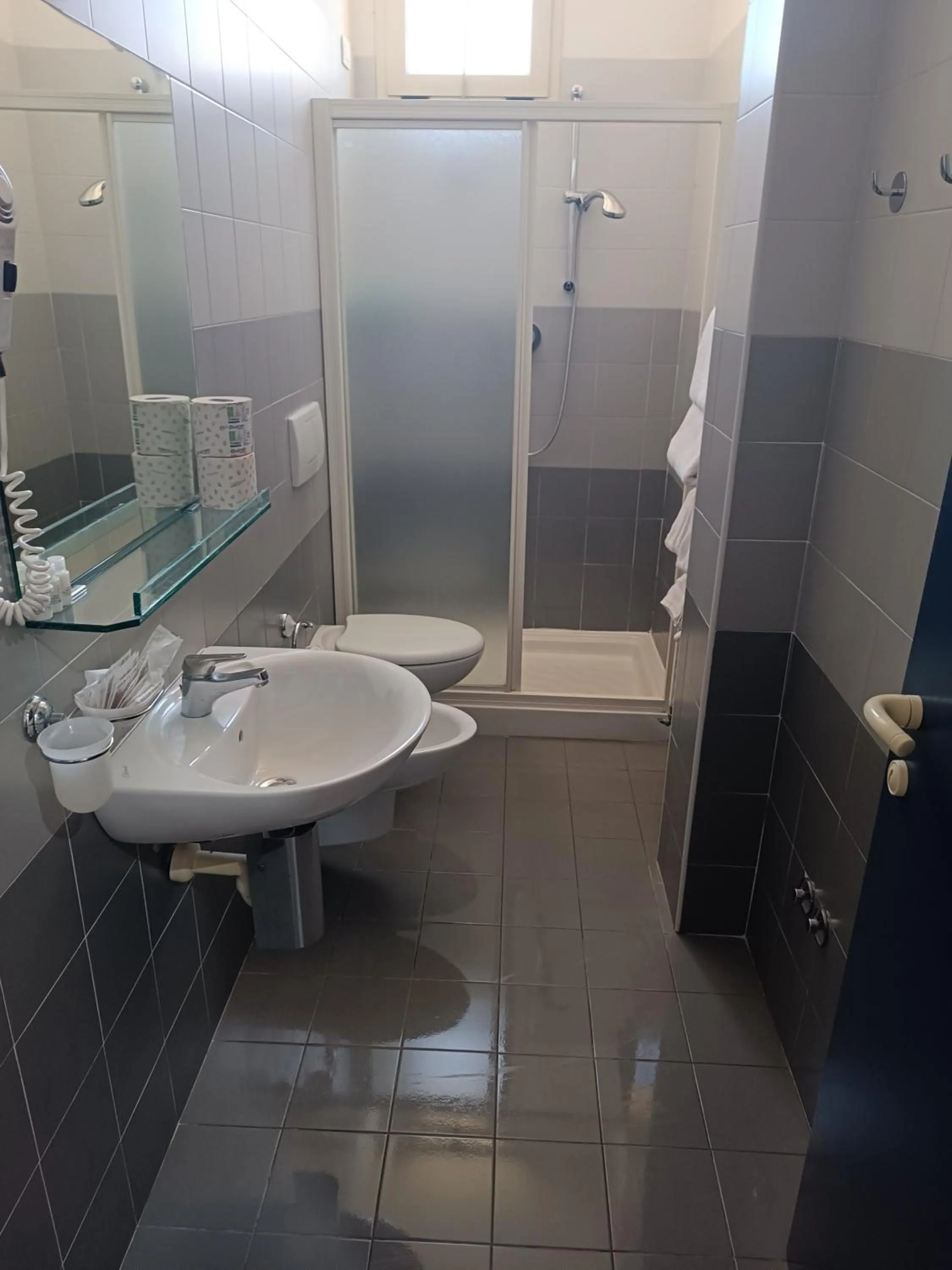 Shower in Hotel Remin Plaza