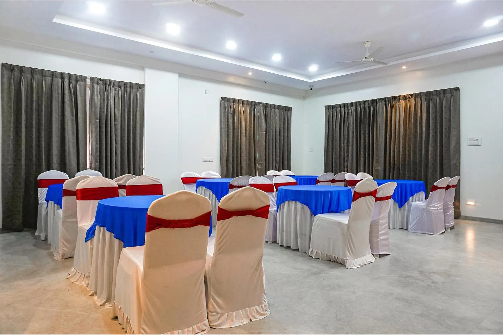 Restaurant/places to eat in FabHotel Prime Athiti Delight Stay - Nr Shri Baneshwar Mandir, Baner