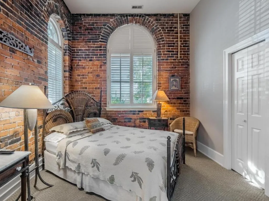 Bed in The Front Street Inn