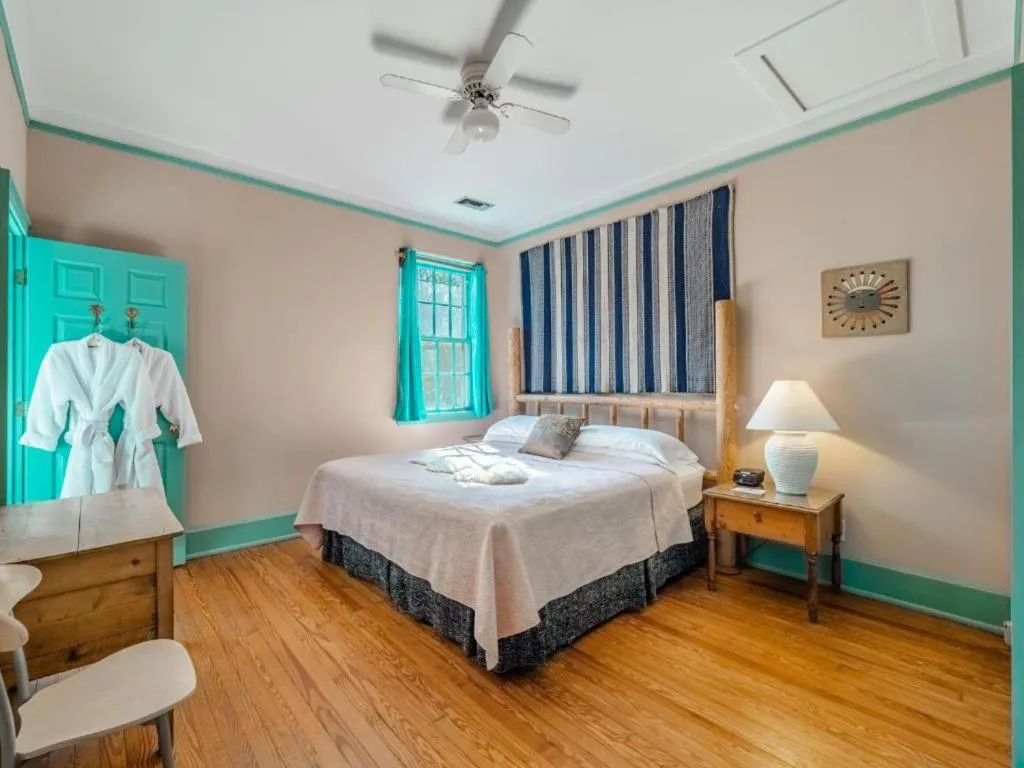 Bed in The Front Street Inn