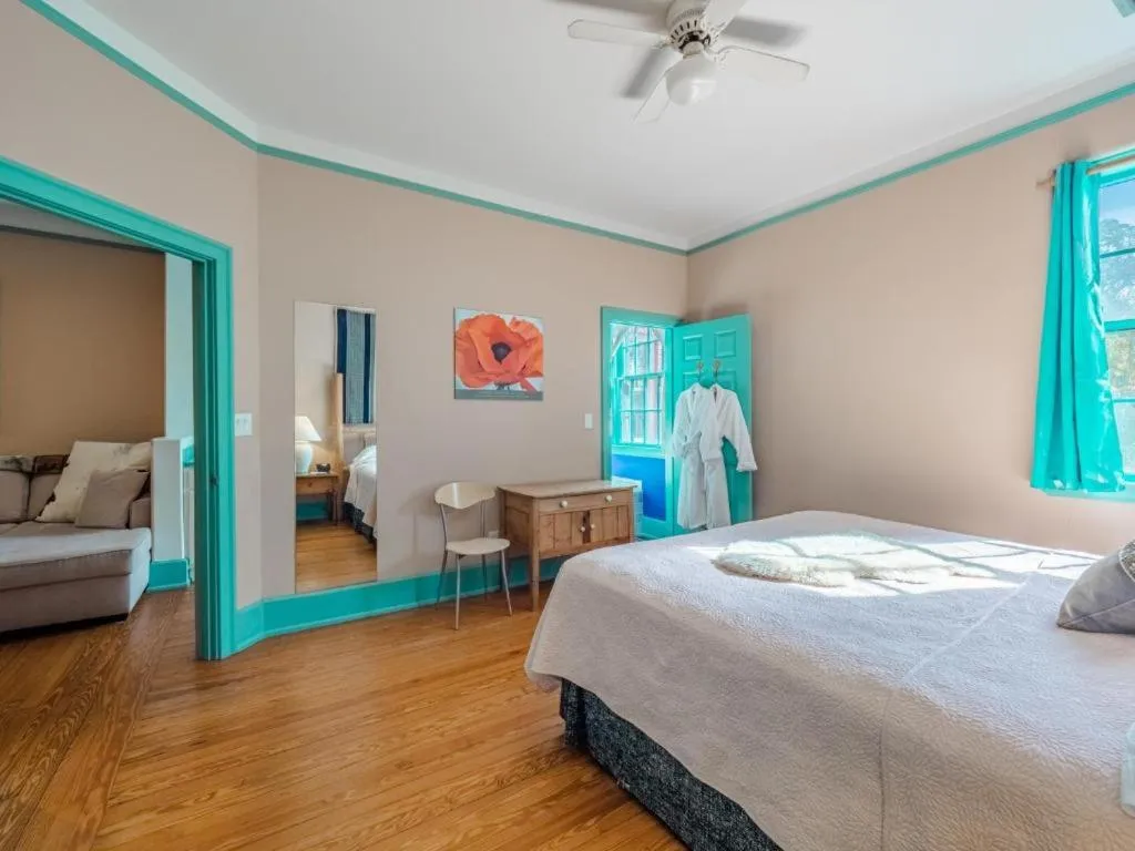 Bed in The Front Street Inn