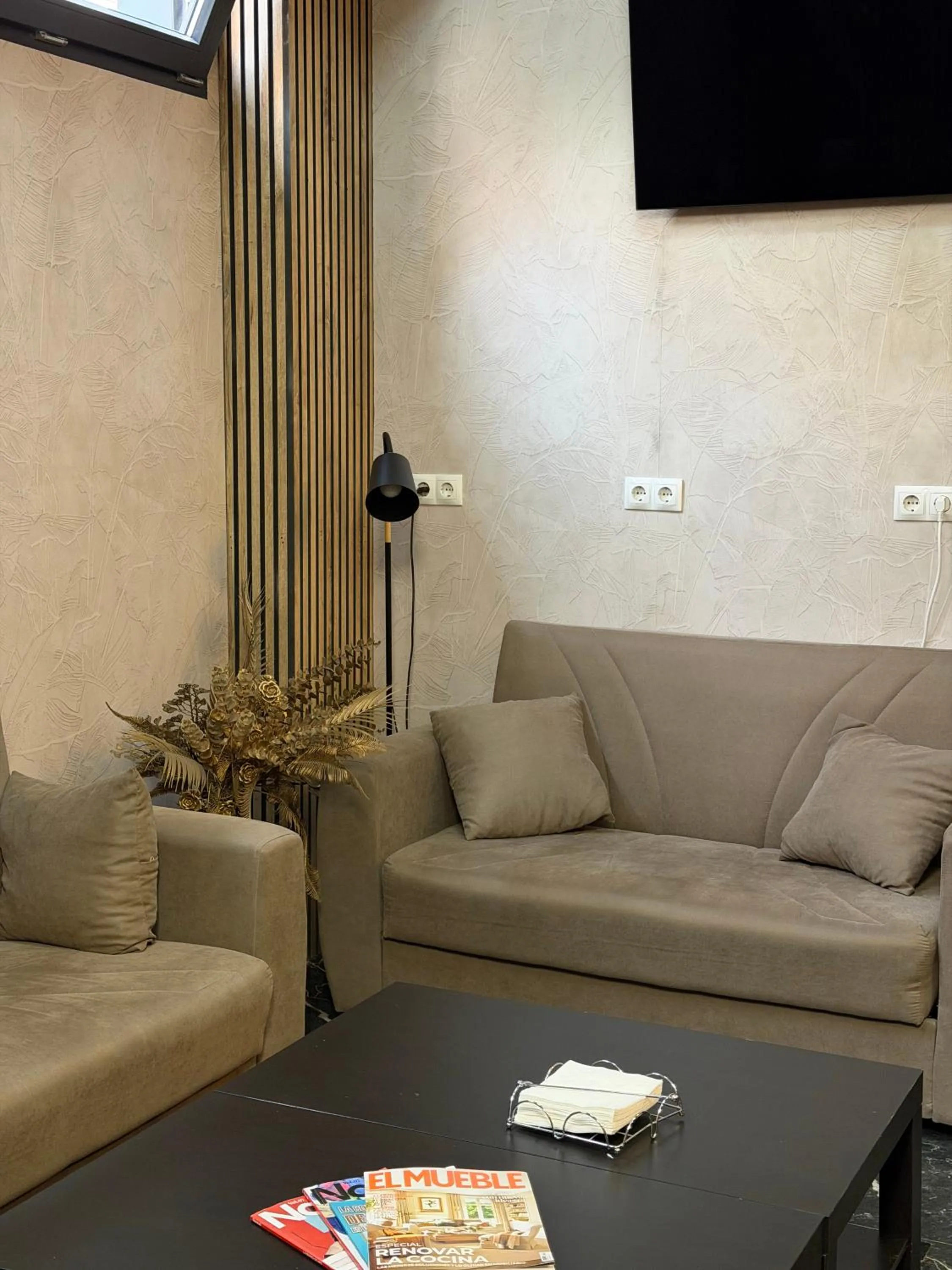 Communal lounge/ TV room in Senda Hostel Retiro - Atocha & Madrid Centro