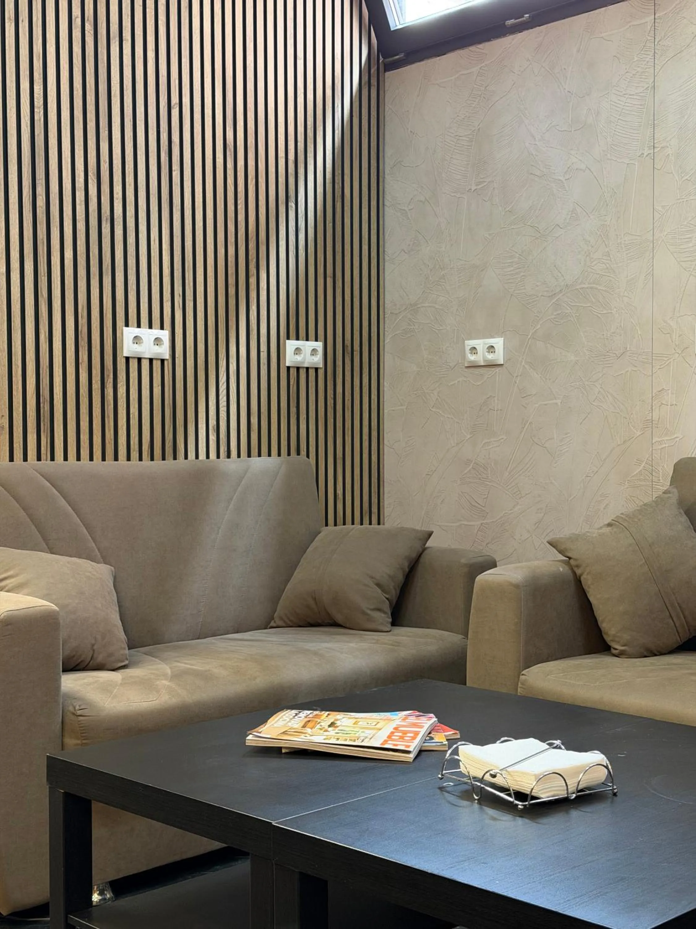 Communal lounge/ TV room in Senda Hostel Retiro - Atocha & Madrid Centro