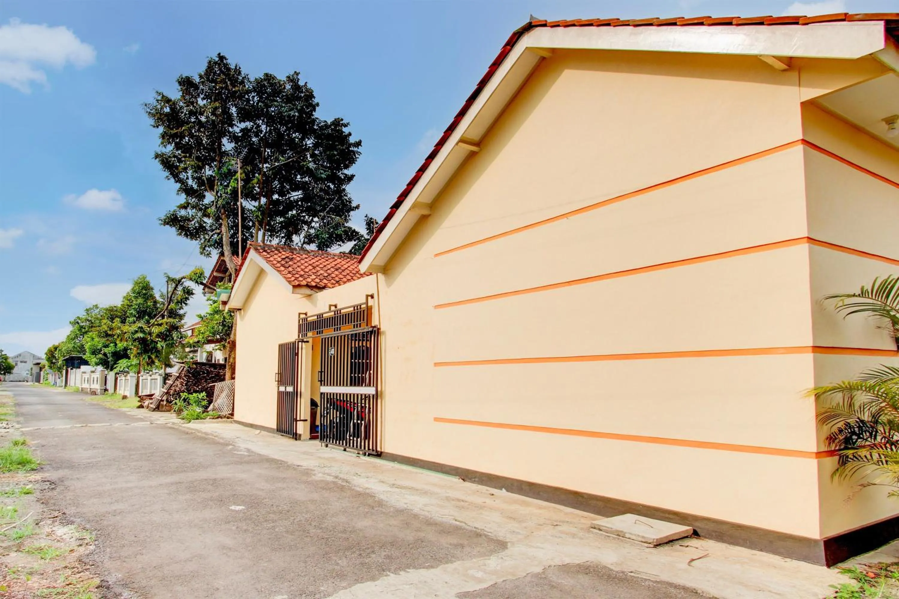 Facade/entrance in Hotel O Guest House Wijaya Syariah Near alun alun kota purwokerto