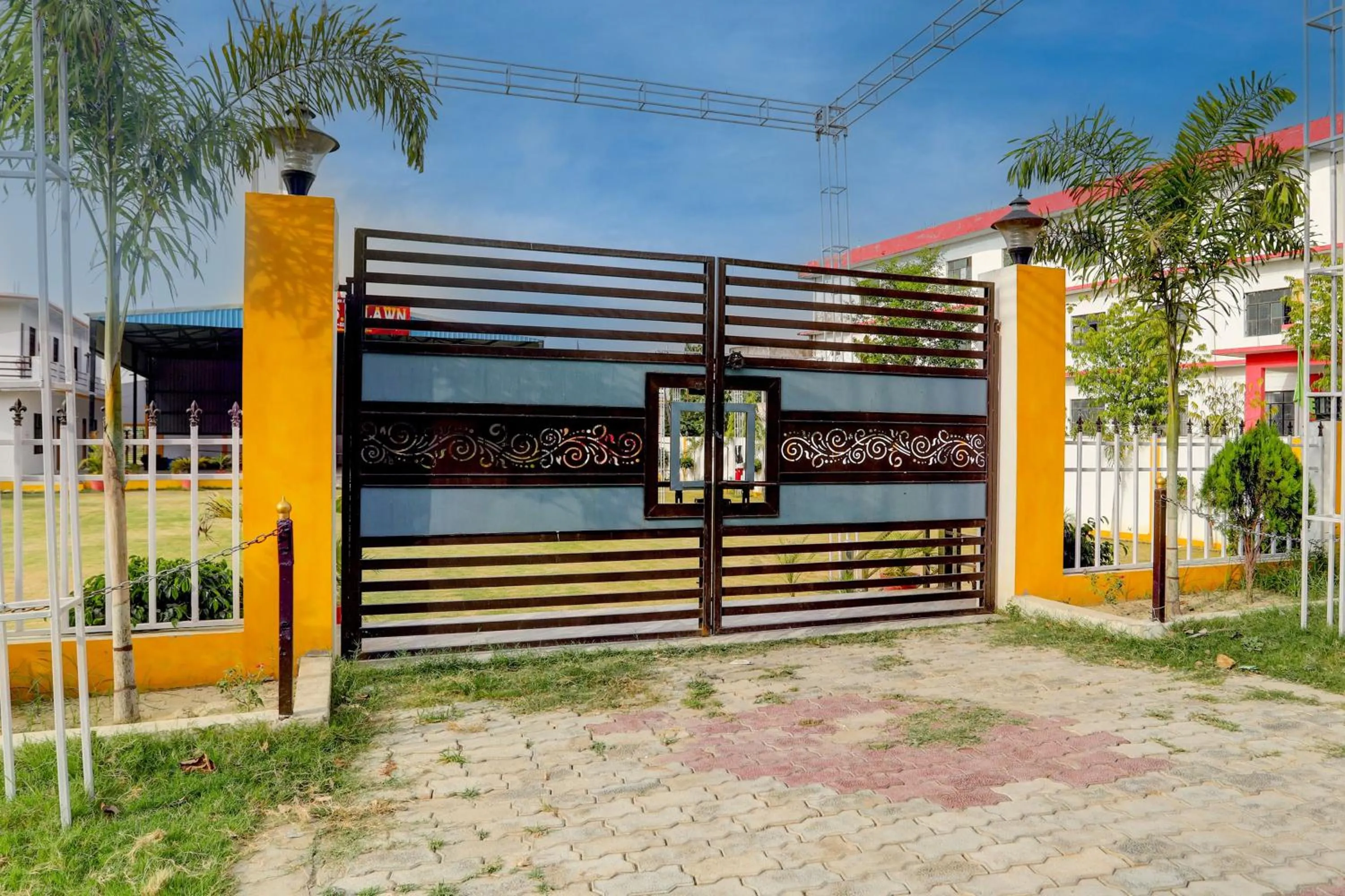 Facade/entrance in SPOT ON The SN Lawn