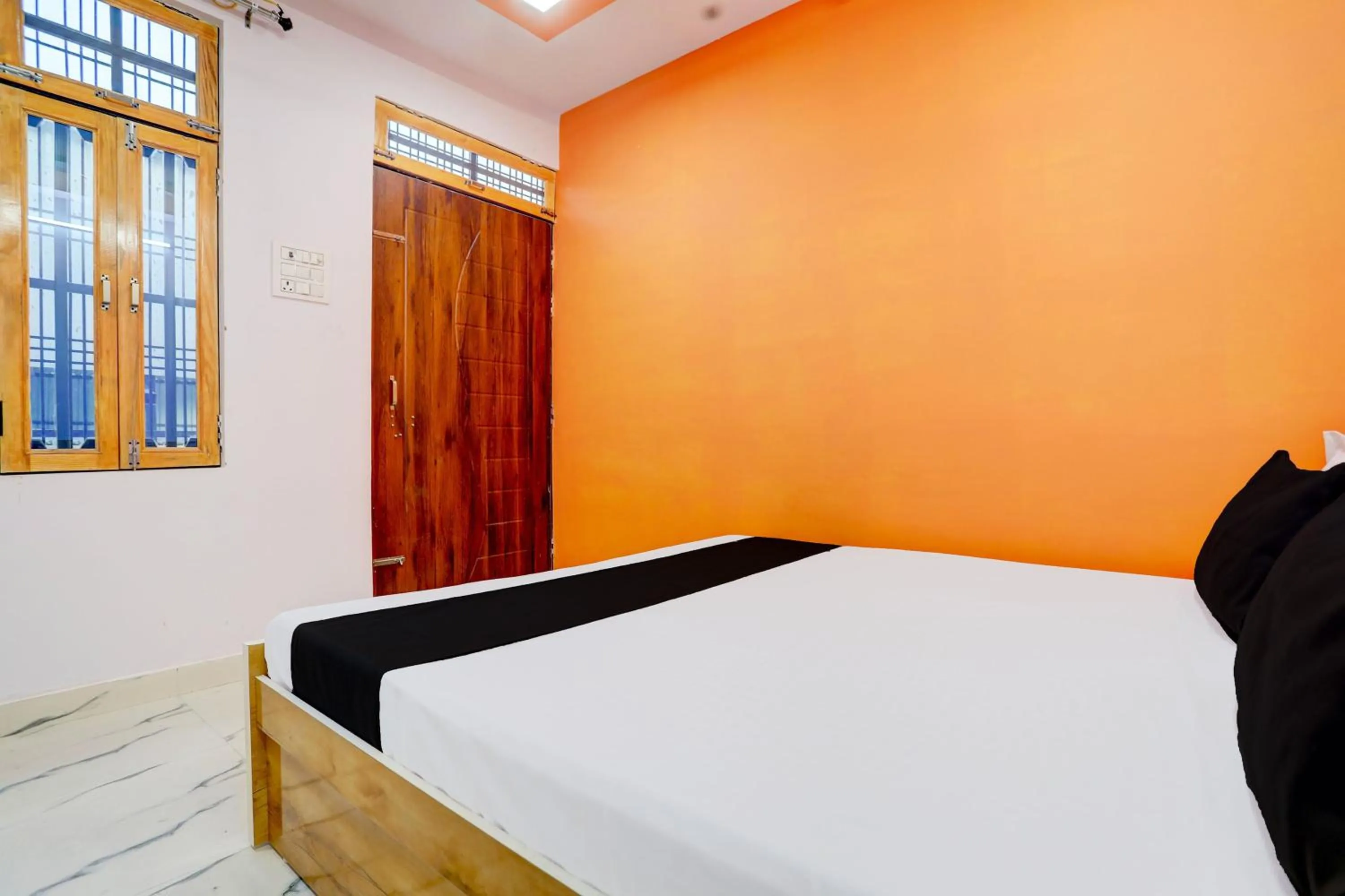 Bedroom, Bed in SPOT ON The SN Lawn