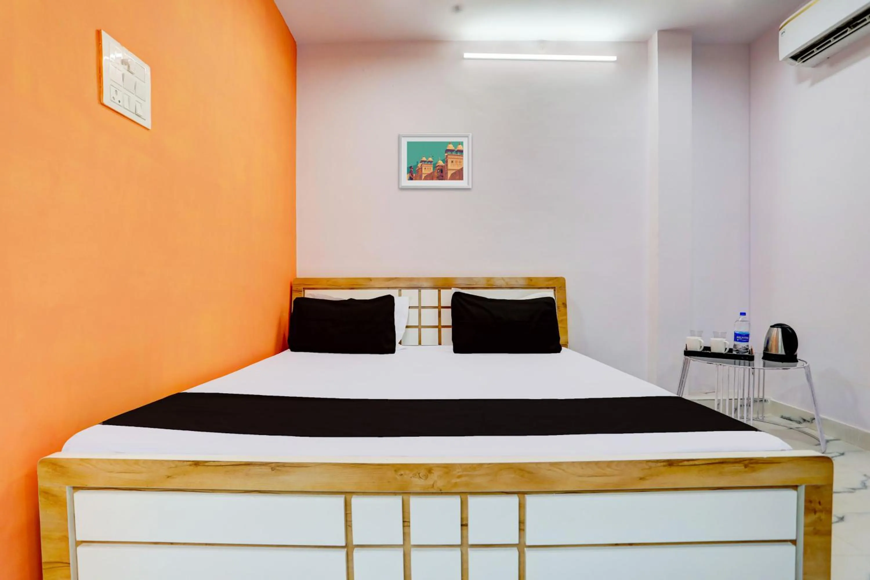 Bedroom, Bed in SPOT ON The SN Lawn