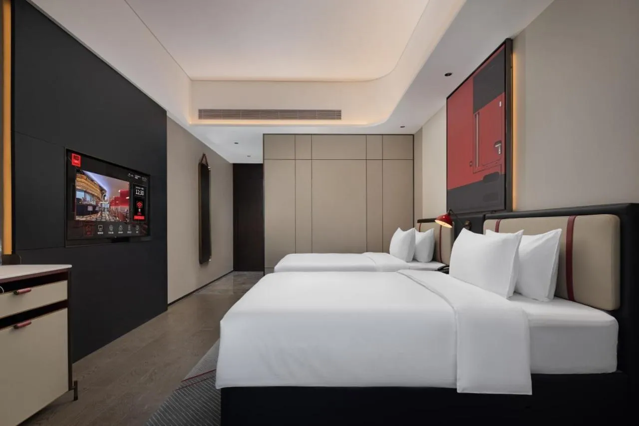 Photo of the whole room, Bed in Radisson Red Guangzhou South Railway Station