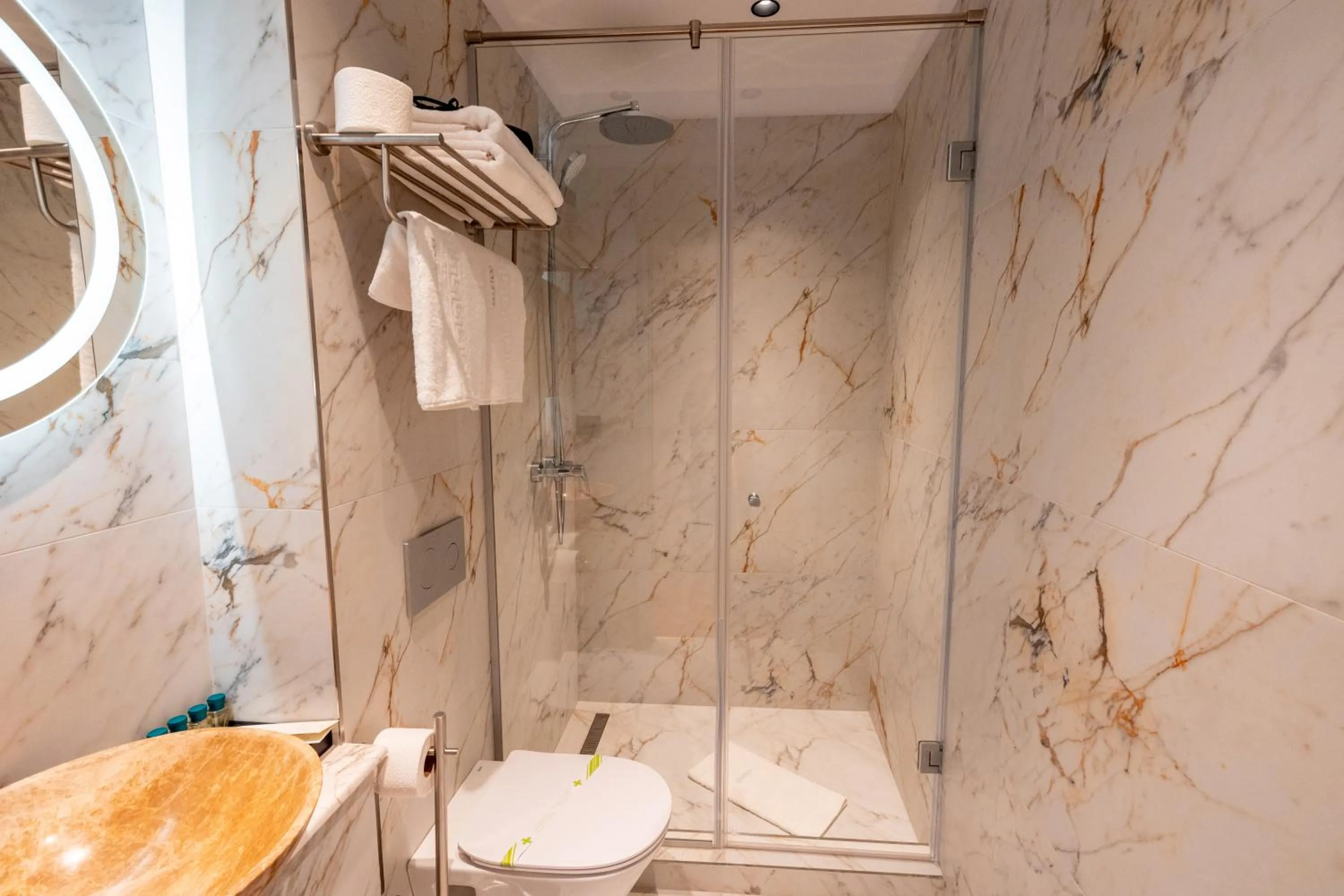 Shower in Ecletico Villa