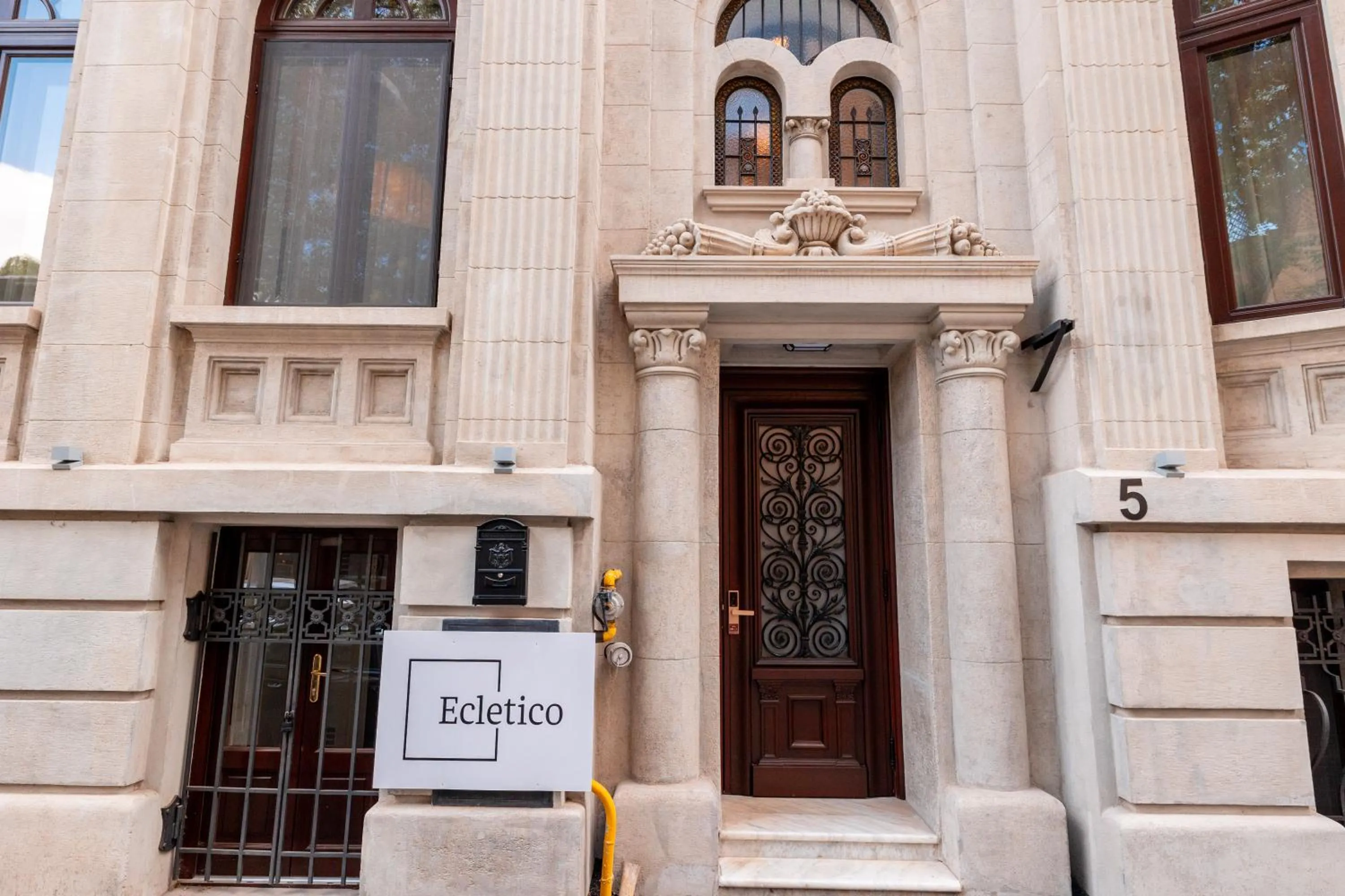 Property building in Ecletico Villa