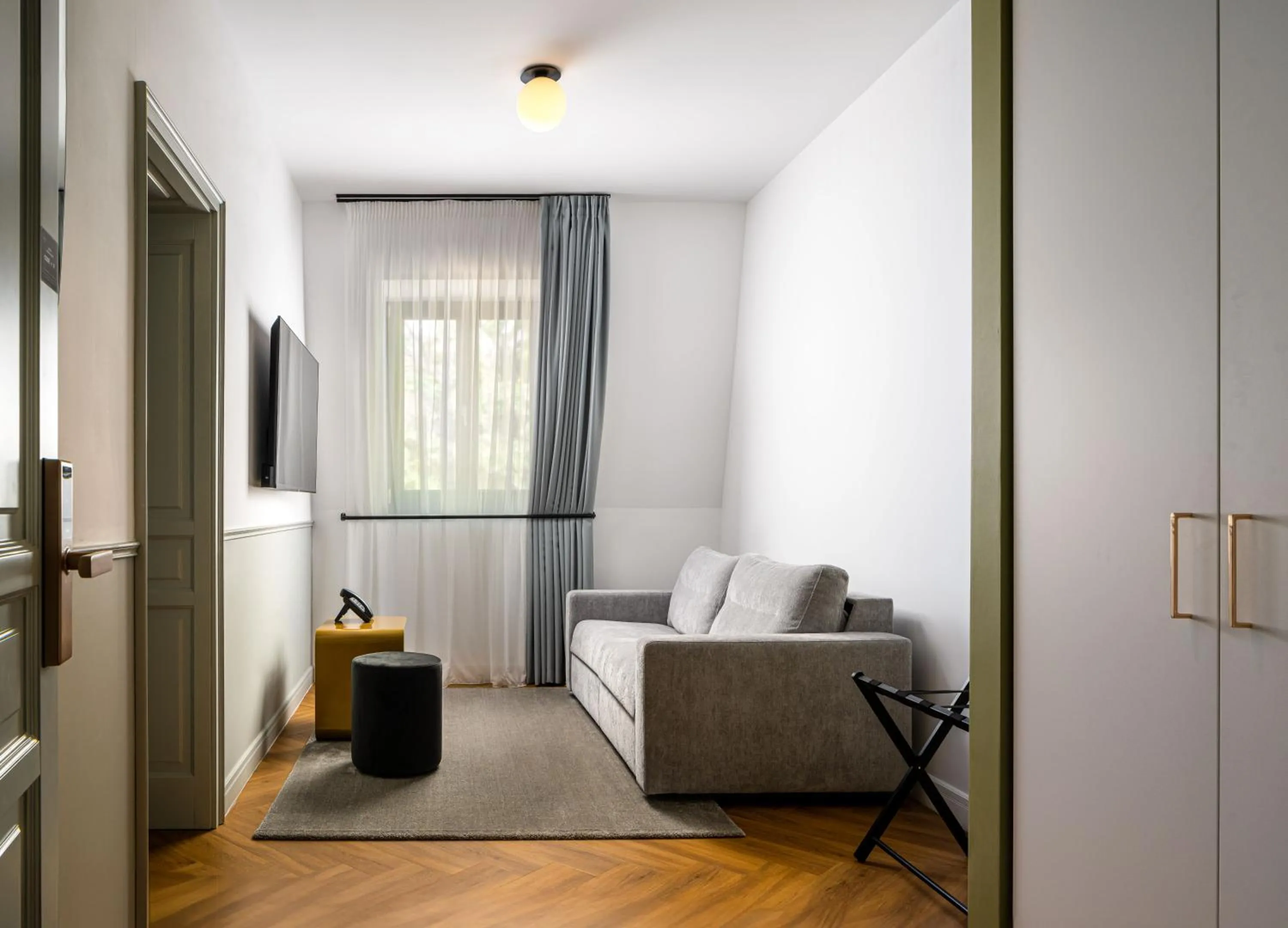 Living room, Bed in Ecletico Villa