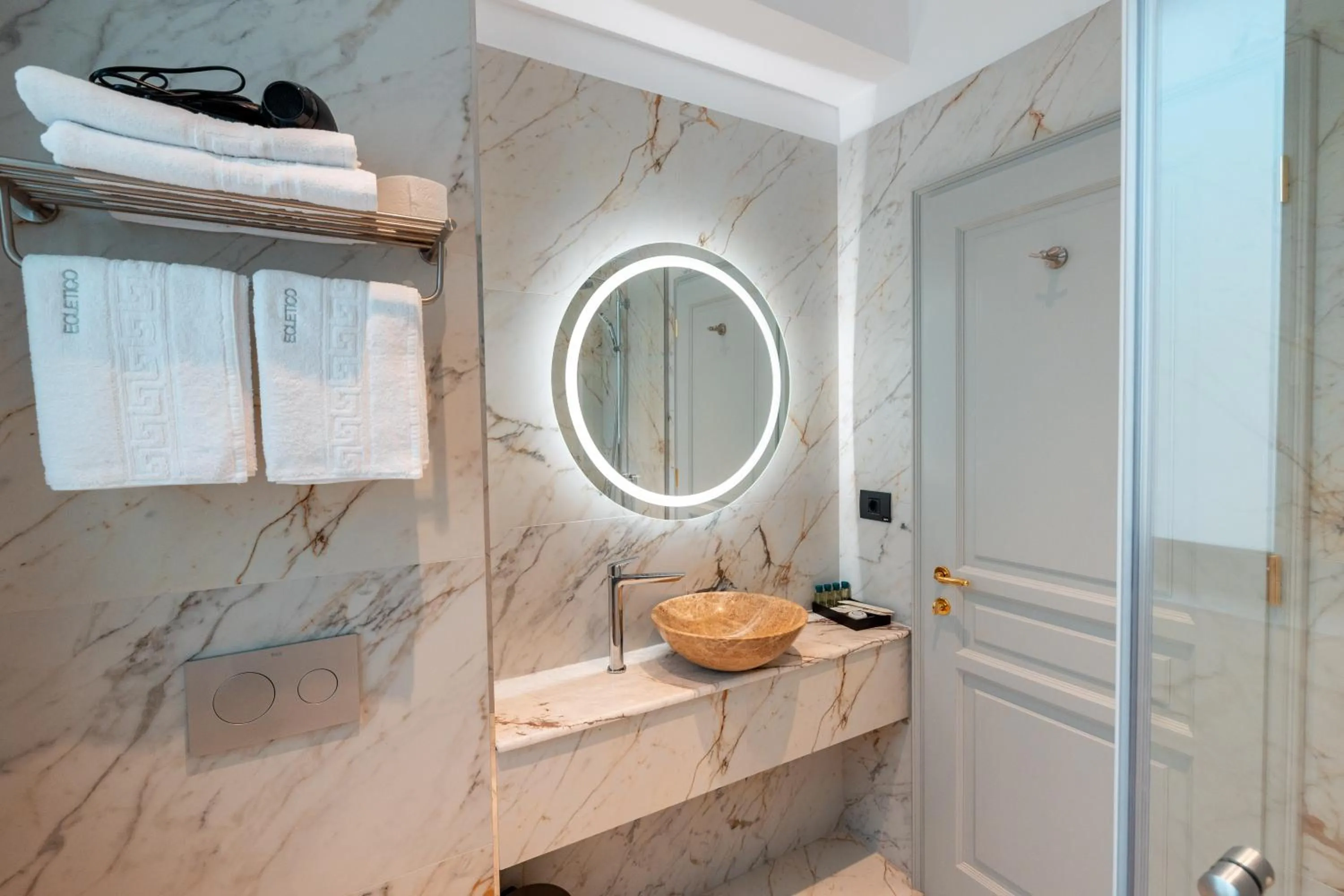 Shower in Ecletico Villa