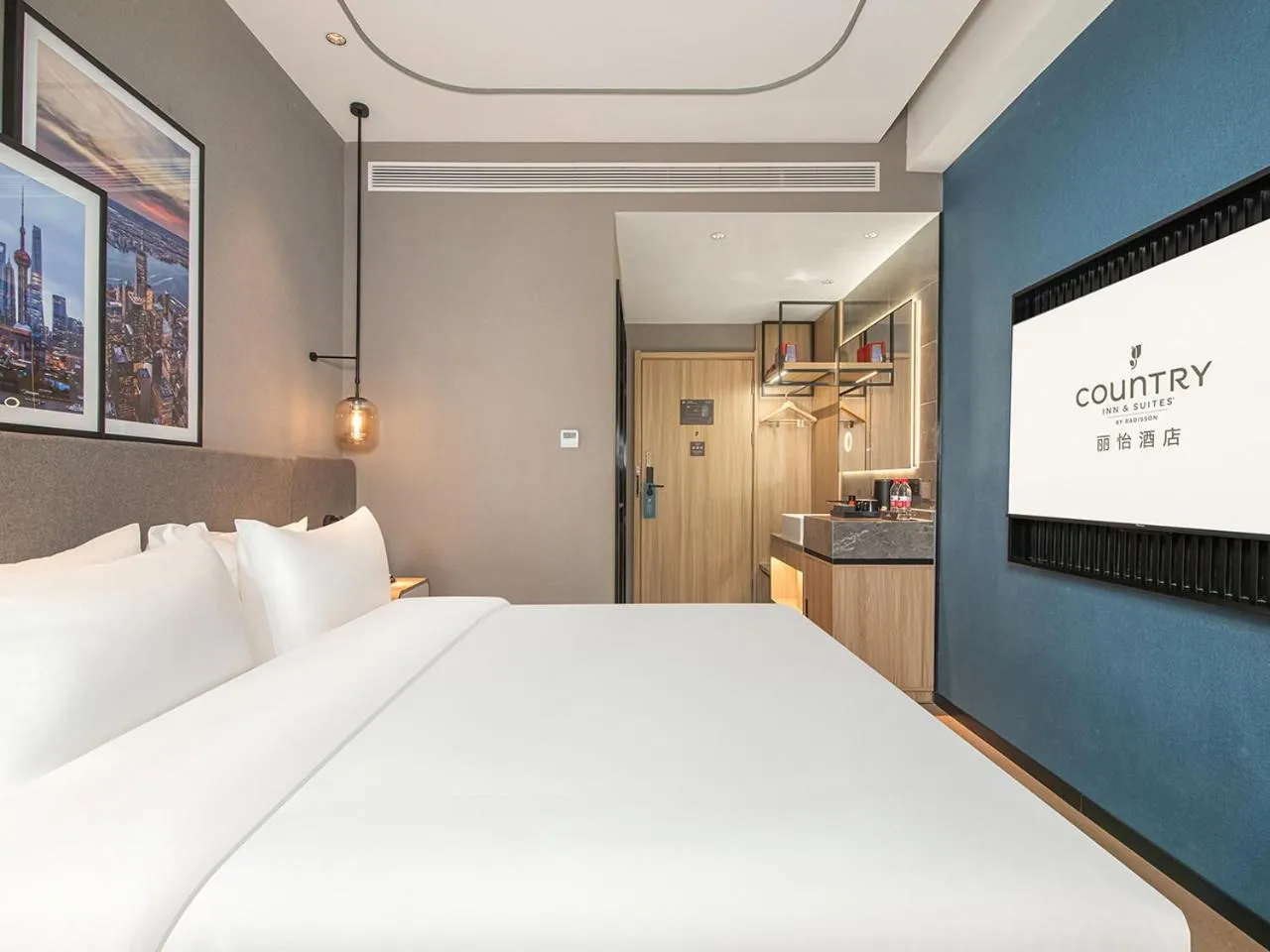 Bedroom in Country Inn & Suite by Radisson, Shanghai Hongkou Football Stadium Chifeng Road