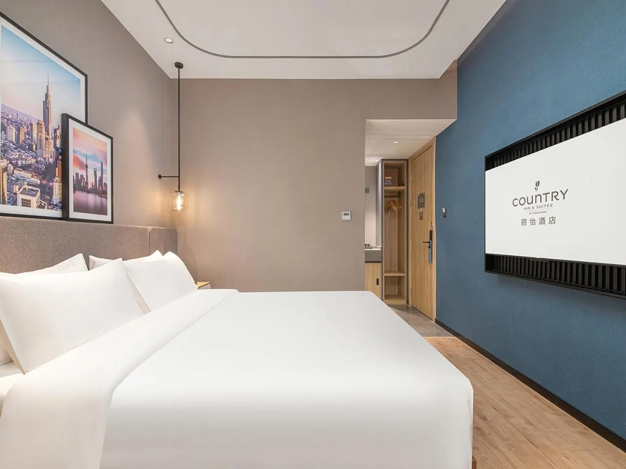 Bedroom in Country Inn & Suite by Radisson, Shanghai Hongkou Football Stadium Chifeng Road