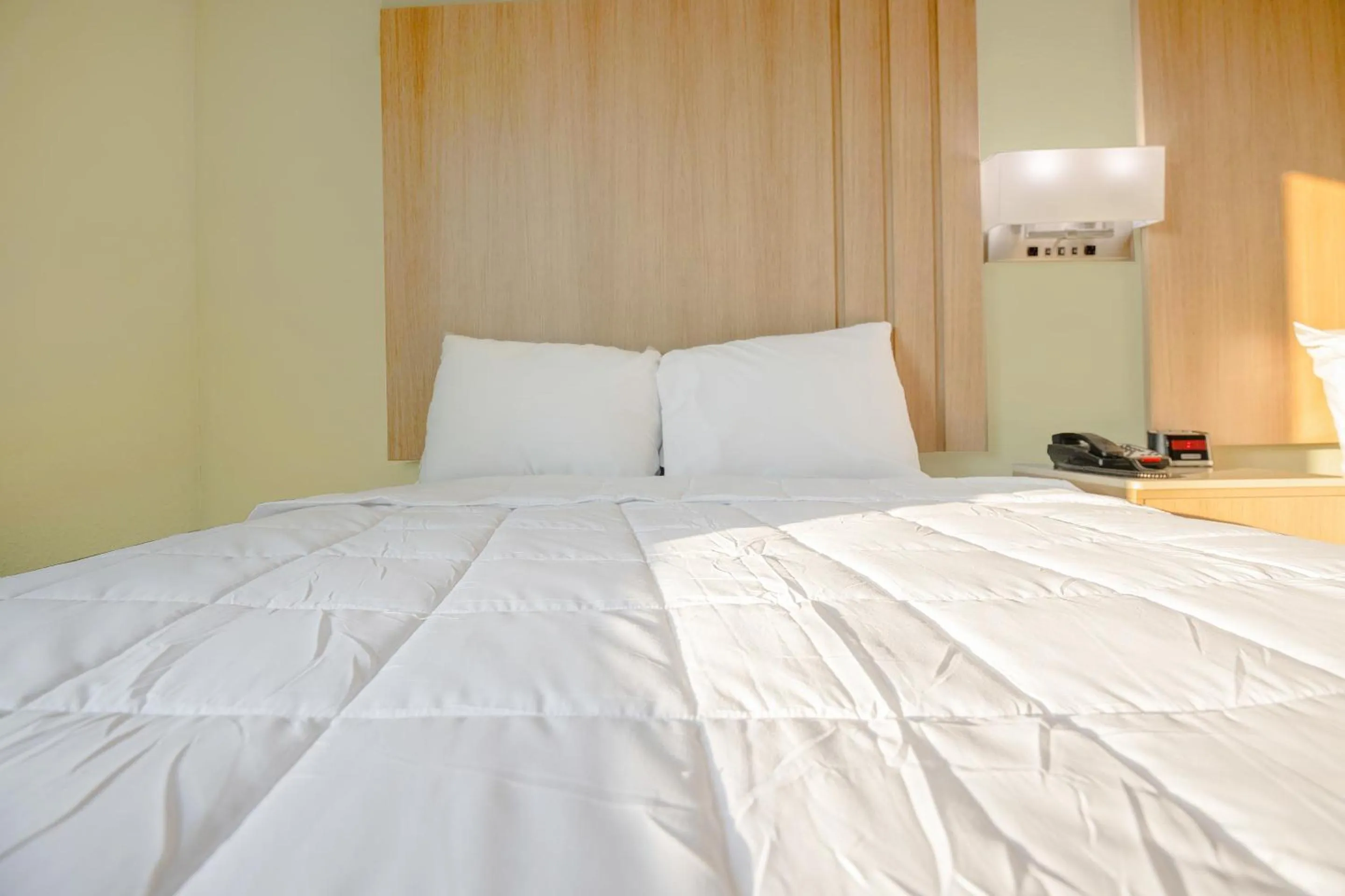 Bedroom in OYO Hotel Adairsville Calhoun South I-75