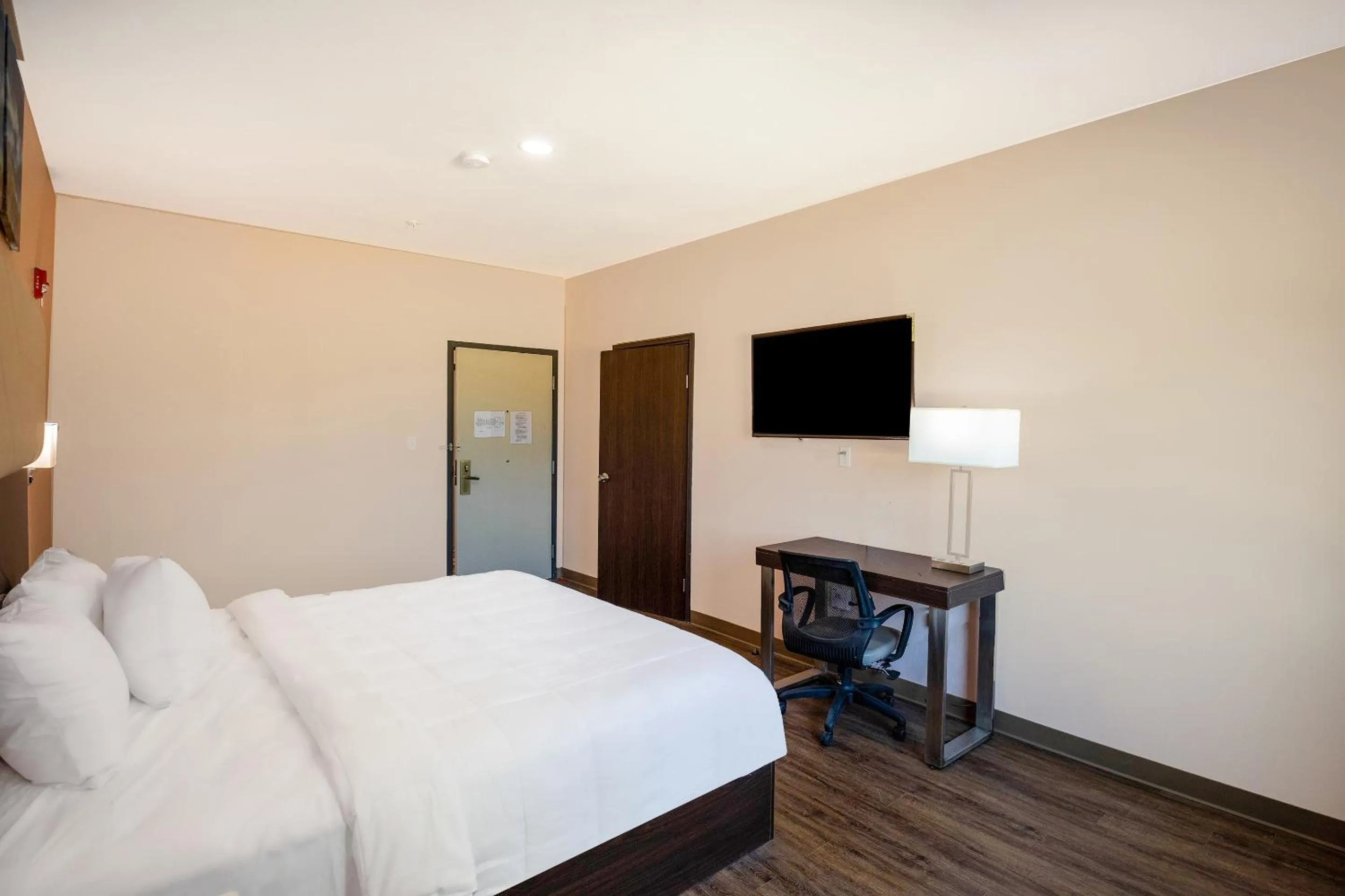 Bedroom in OYO Hotel Adairsville Calhoun South I-75