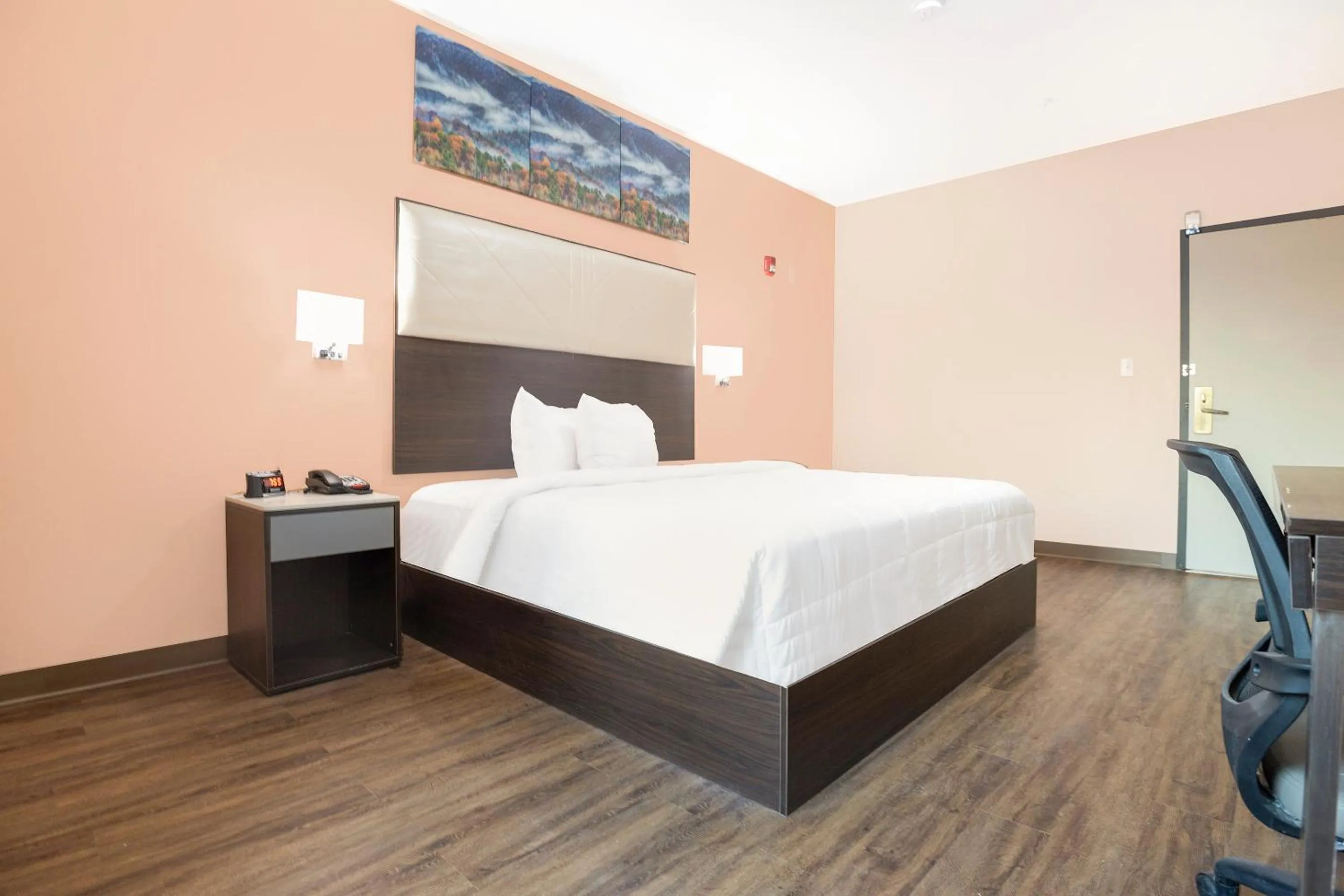 Bedroom in OYO Hotel Adairsville Calhoun South I-75