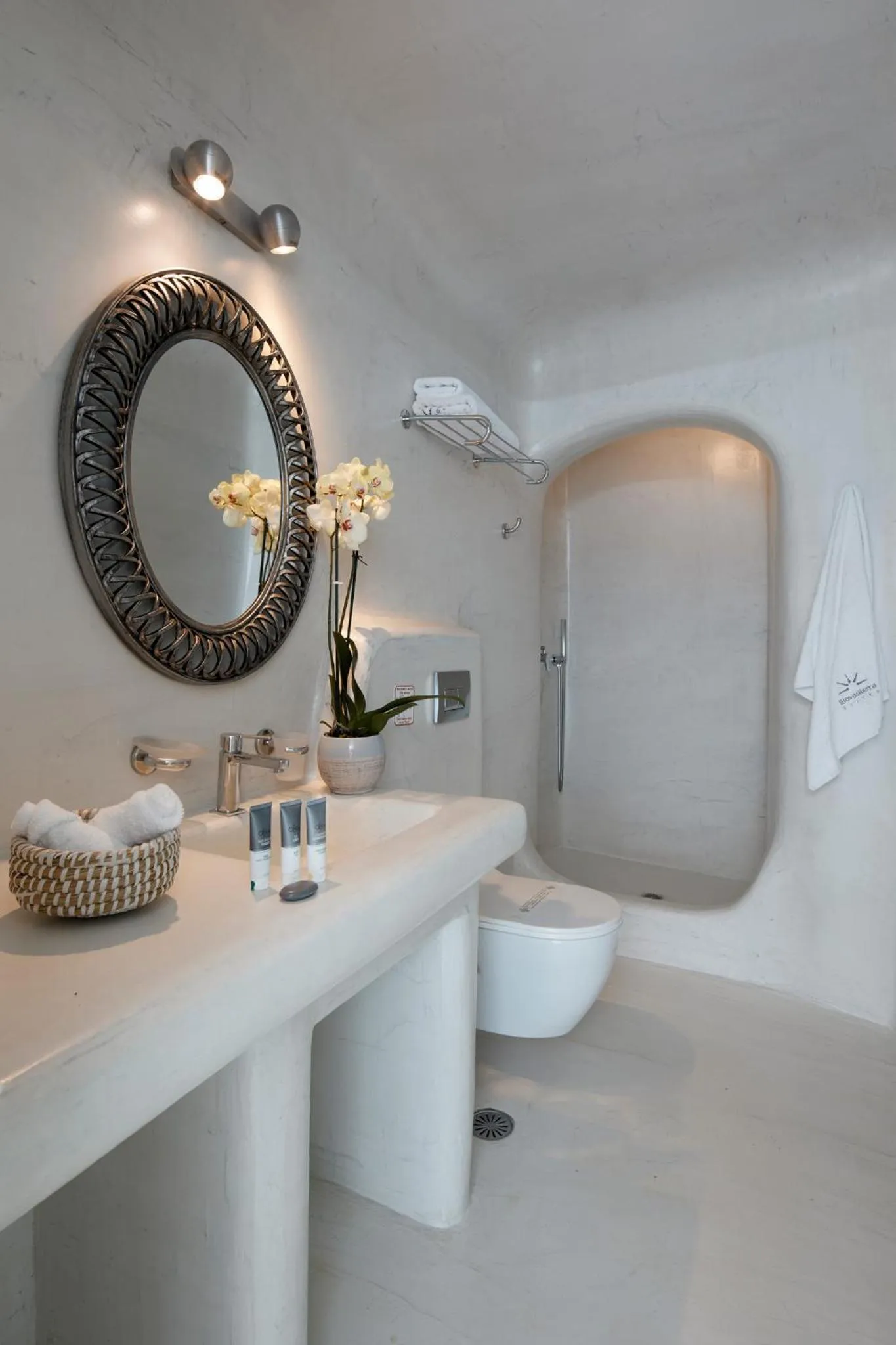 Bathroom in Iliovasilema Suites