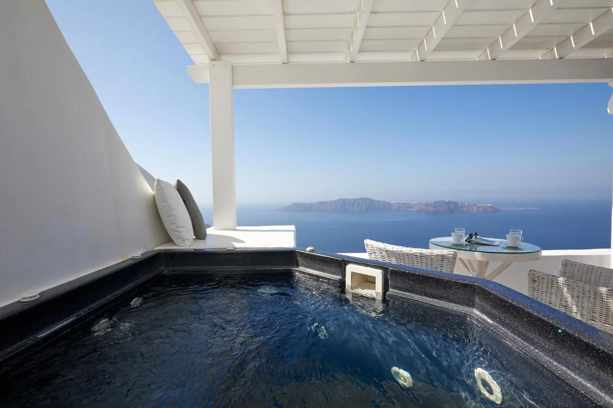 Swimming pool in Iliovasilema Suites