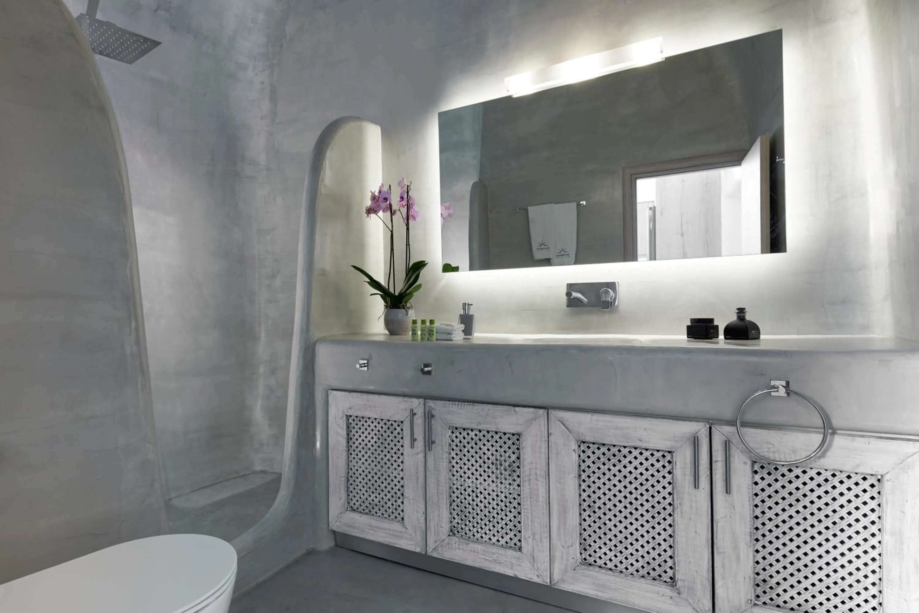 Bathroom in Iliovasilema Suites