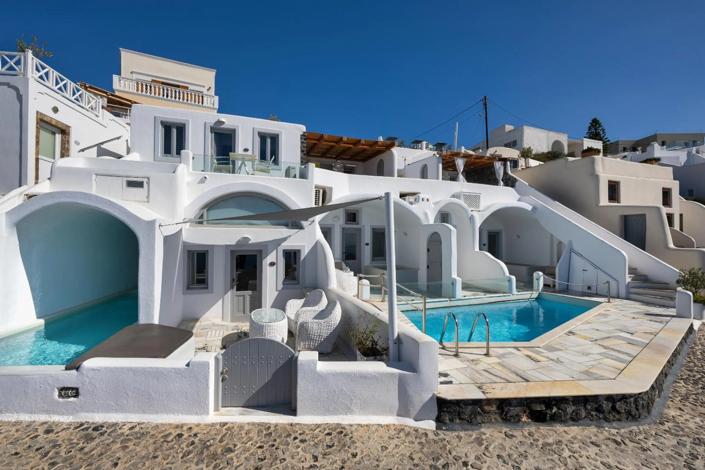 Property building in Iliovasilema Suites