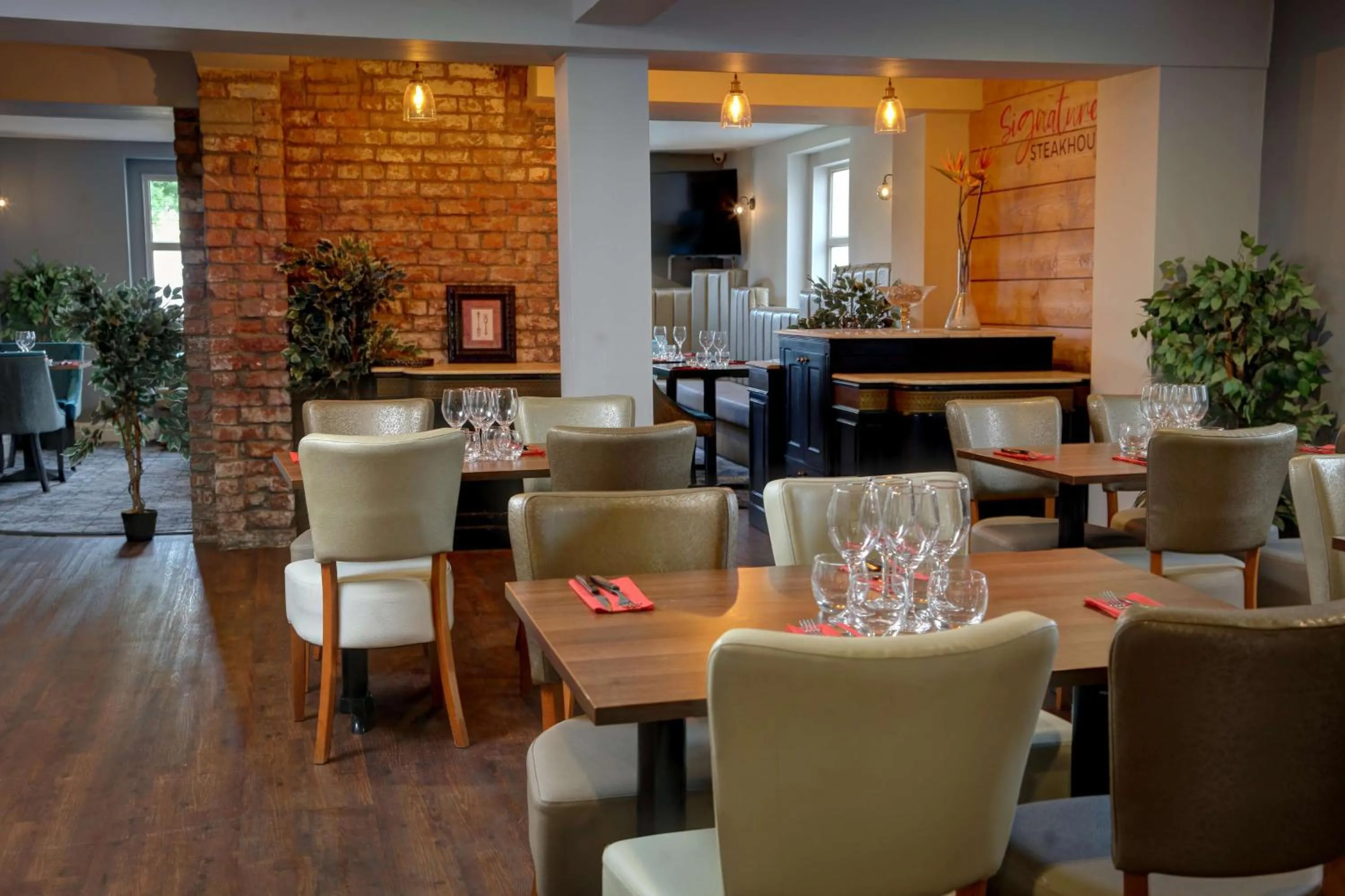 Restaurant/places to eat in Trafford Hall Hotel Manchester, Trademark Collection by Wyndham