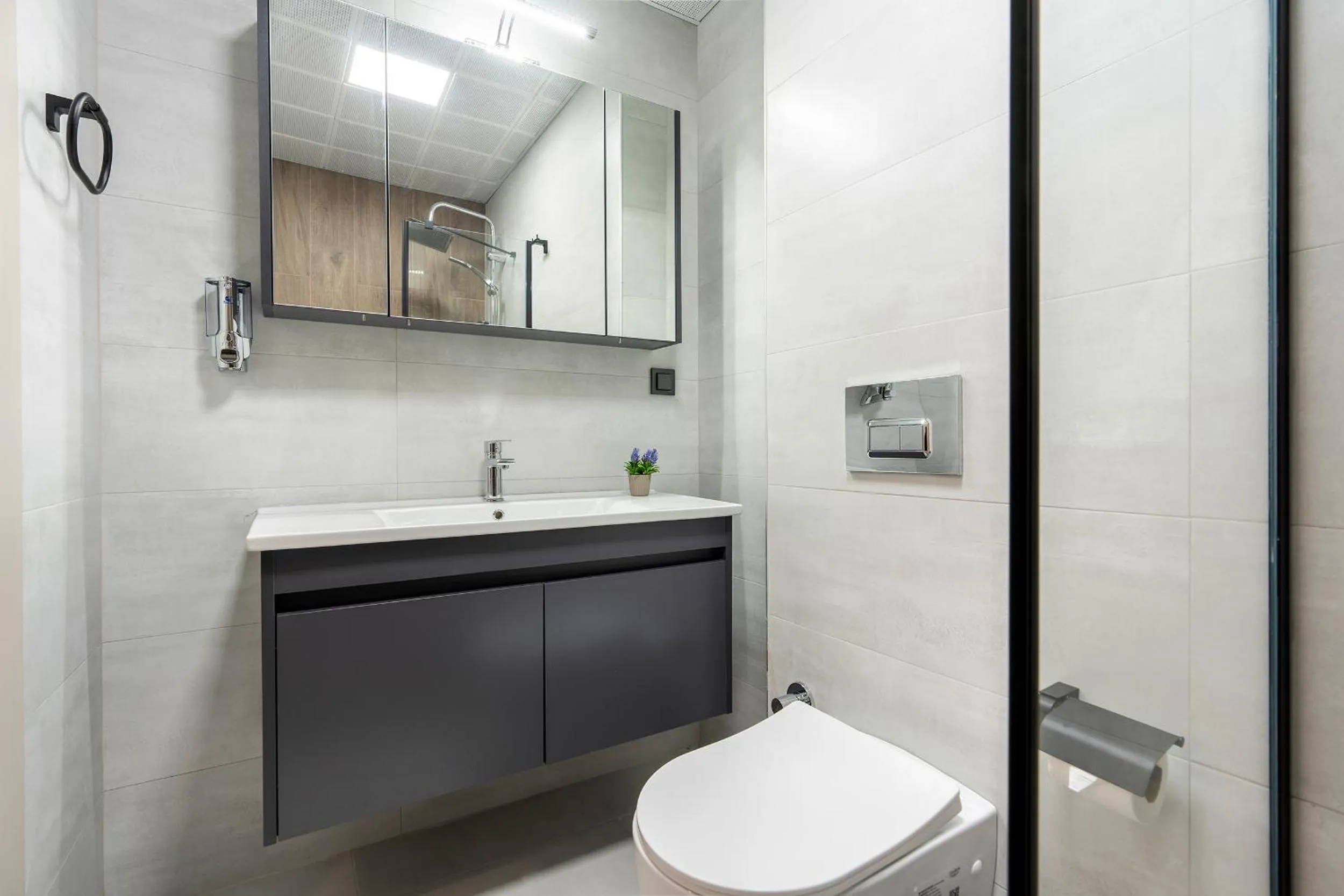 Bathroom in Doqu Suites Hotel