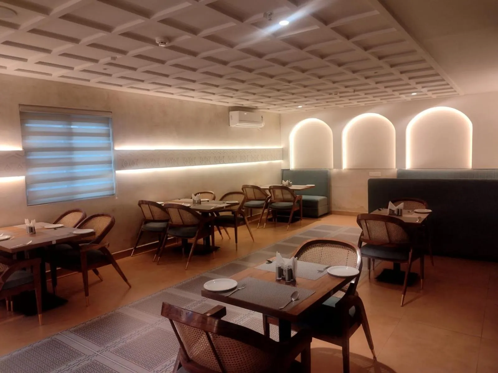 Restaurant/places to eat in Hotel La Premier