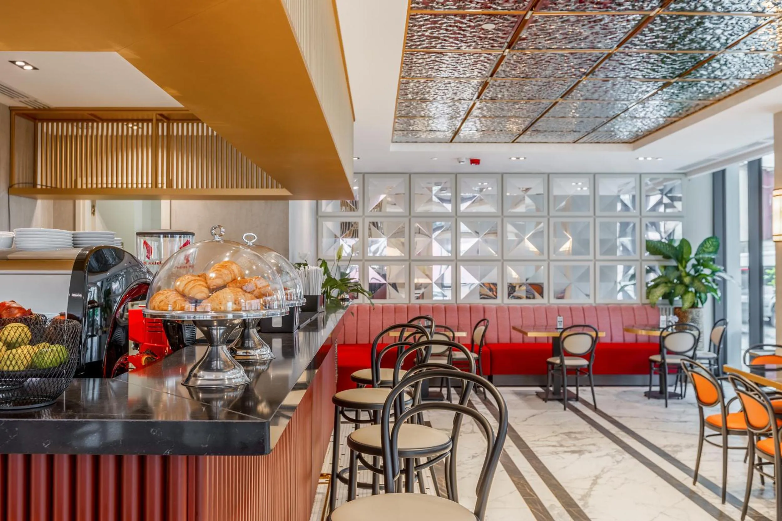 Restaurant/places to eat in Piazza Epigraph