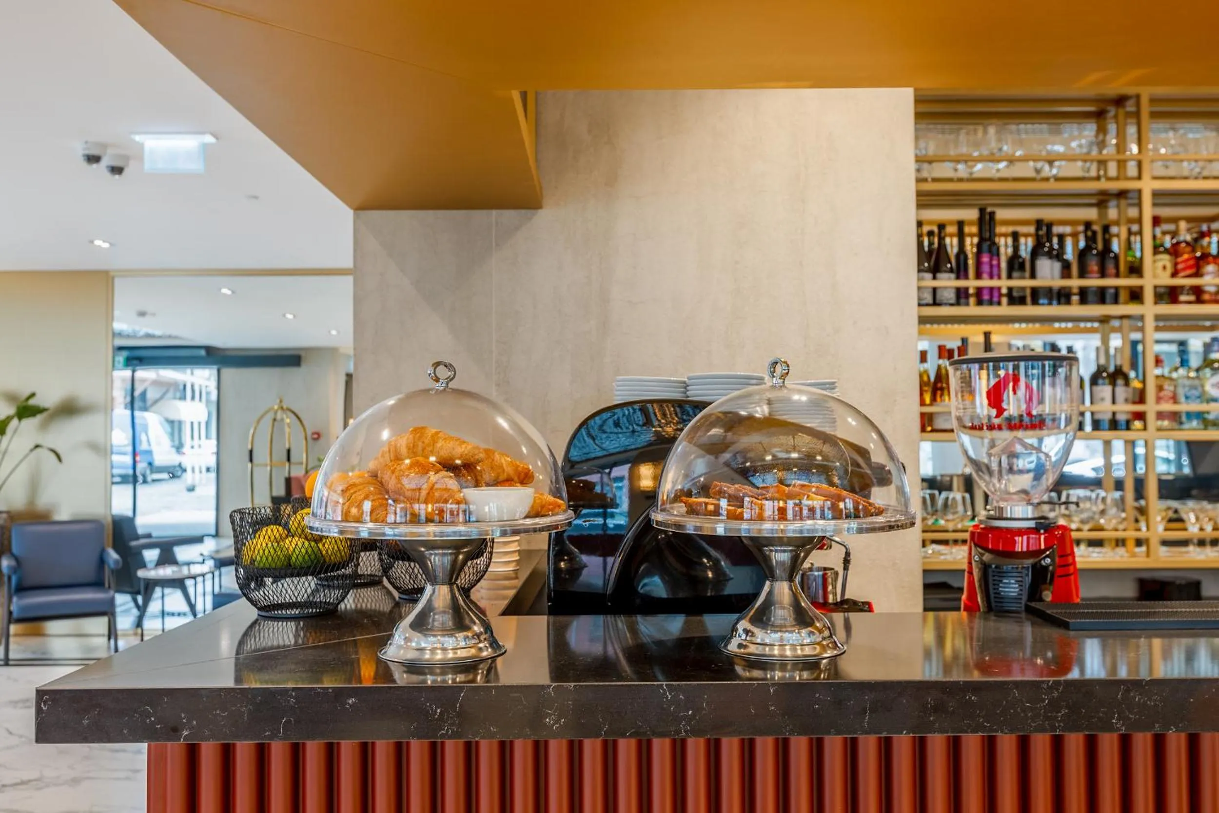 Restaurant/places to eat in Piazza Epigraph