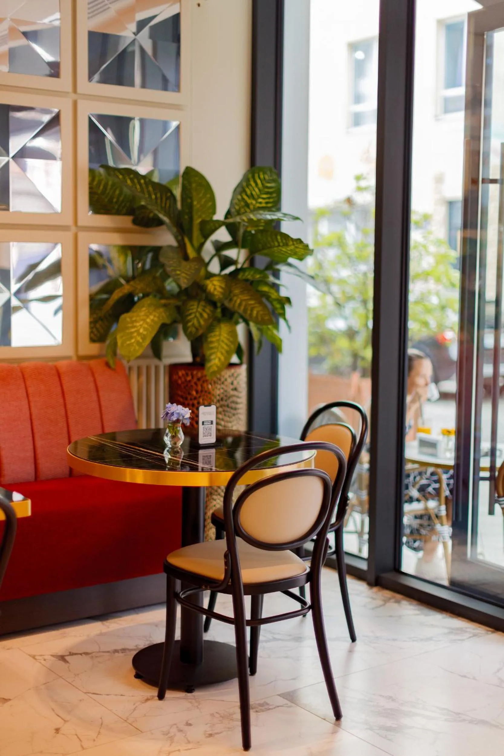 Restaurant/places to eat in Piazza Epigraph