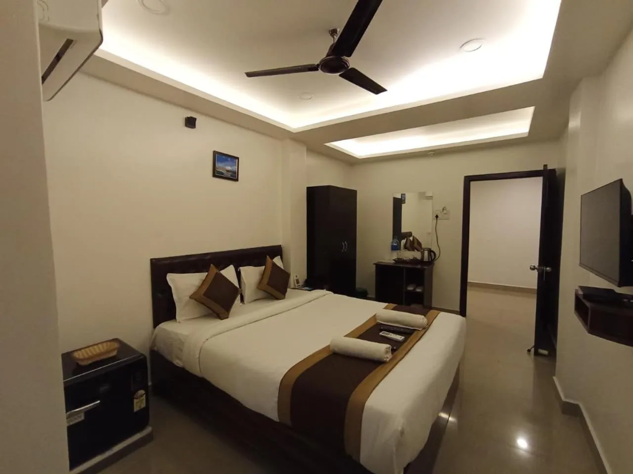 Restaurant/places to eat, Bed in Sampat Regency