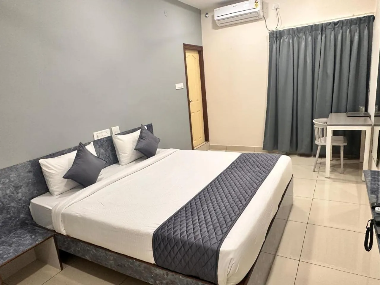 Bedroom, Bed in Hotel Aerotel Airport Zone,Shamshabad